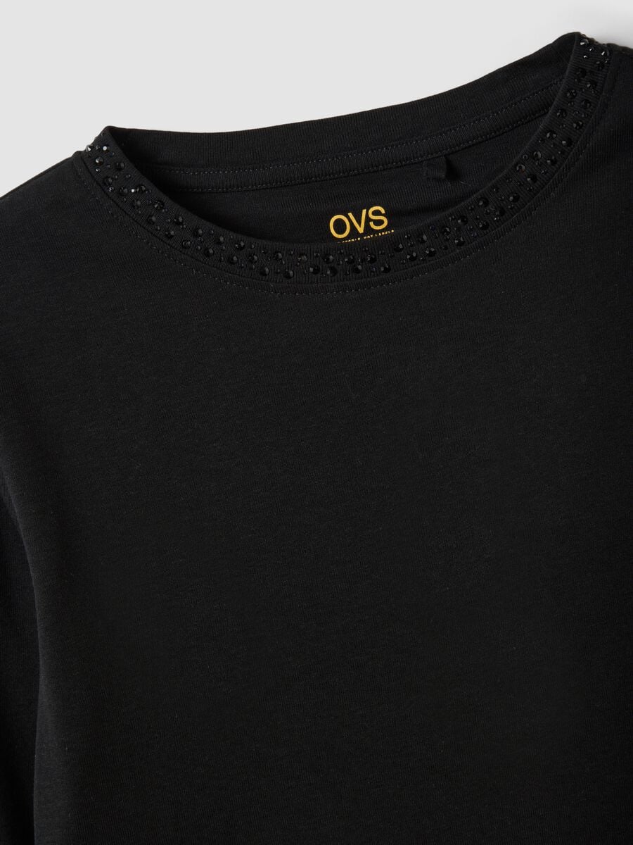 Schwarzes T-Shirt aus reiner Baumwolle mit Strassdetail_2