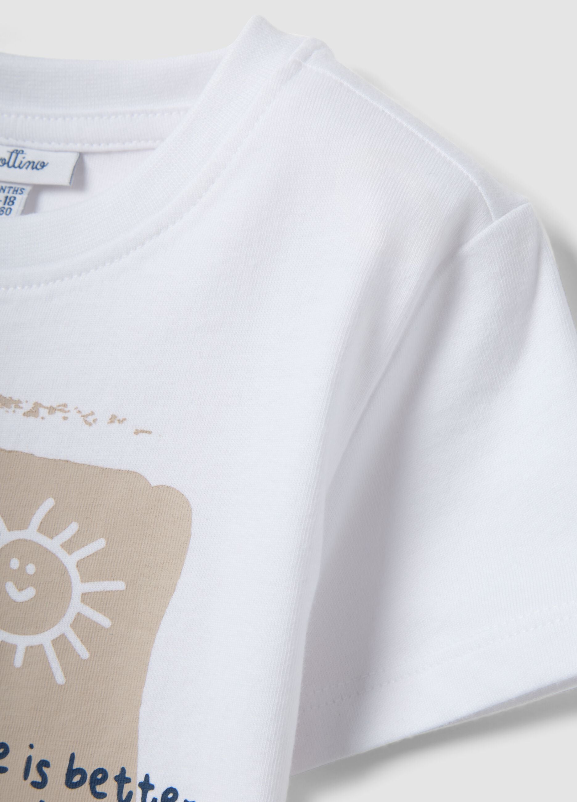 &Lambda;&epsilon;&upsilon;&kappa;ό &kappa;&omicron;&nu;&tau;&omicron;&mu;ά&nu;&iota;&kappa;&omicron; T-shirt &alpha;&pi;ό &omicron;&rho;&gamma;&alpha;&nu;&iota;&kappa;ό &beta;&alpha;&mu;&beta;ά&kappa;&iota; &mu;&epsilon; &tau;ύ&pi;&omega;&mu;&alpha;