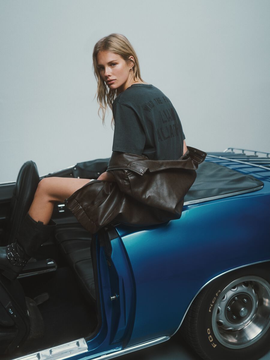 &Mu;&alpha;ύ&rho;&omicron; &mu;&pi;&lambda;&omicron;&upsilon;&zeta;ά&kappa;&iota; &alpha;&pi;ό &kappa;&alpha;&theta;&alpha;&rho;ό &beta;&alpha;&mu;&beta;ά&kappa;&iota; &mu;&epsilon; &kappa;&alpha;&nu;&omicron;&nu;&iota;&kappa;ή oversize &epsilon;&phi;&alpha;&rho;&mu;&omicron;&gamma;ή_0