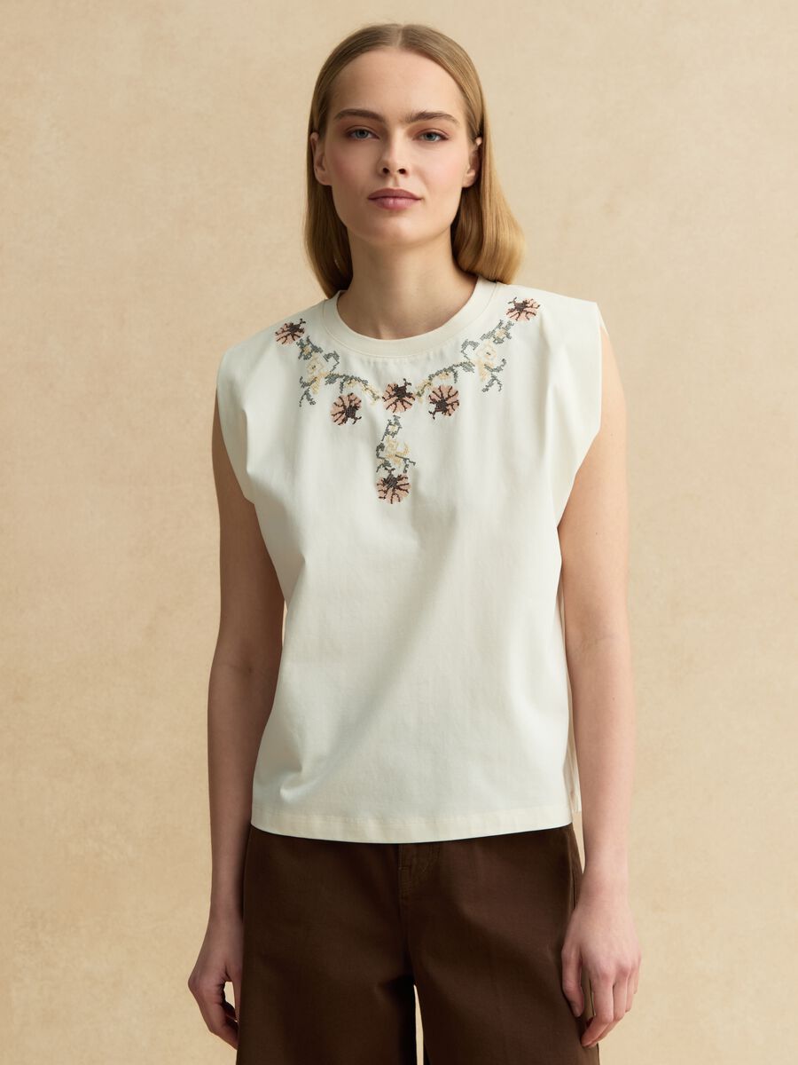 &Auml;rmelloses wei&szlig;es Baumwollmischung Regular Fit T-Shirt mit Stickereien_1