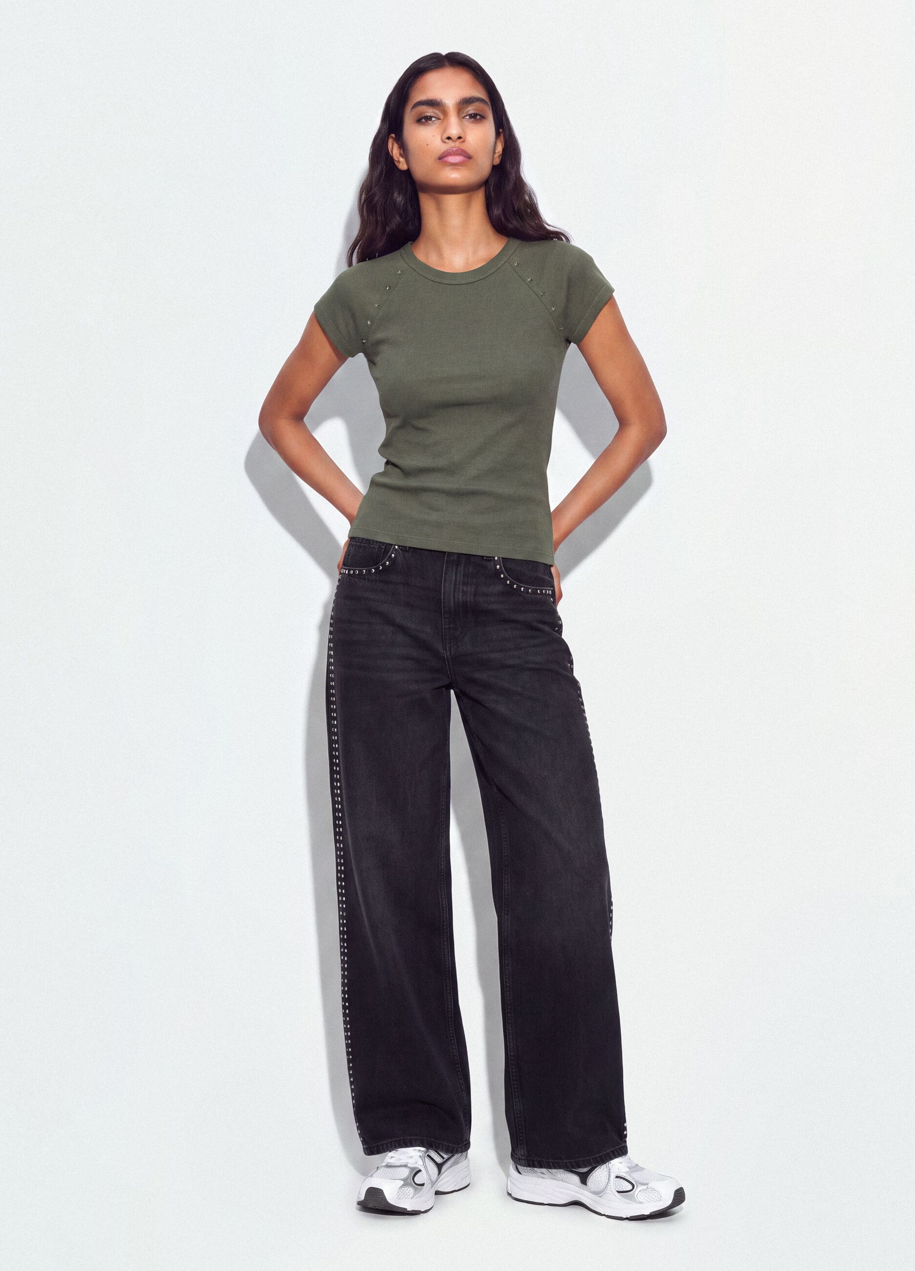 Gr&uuml;nes, figurbetontes T-Shirt aus geripptem Stretch-Baumwollstoff mit Nieten