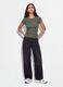 Gr&uuml;nes, figurbetontes T-Shirt aus geripptem Stretch-Baumwollstoff mit Nieten_0