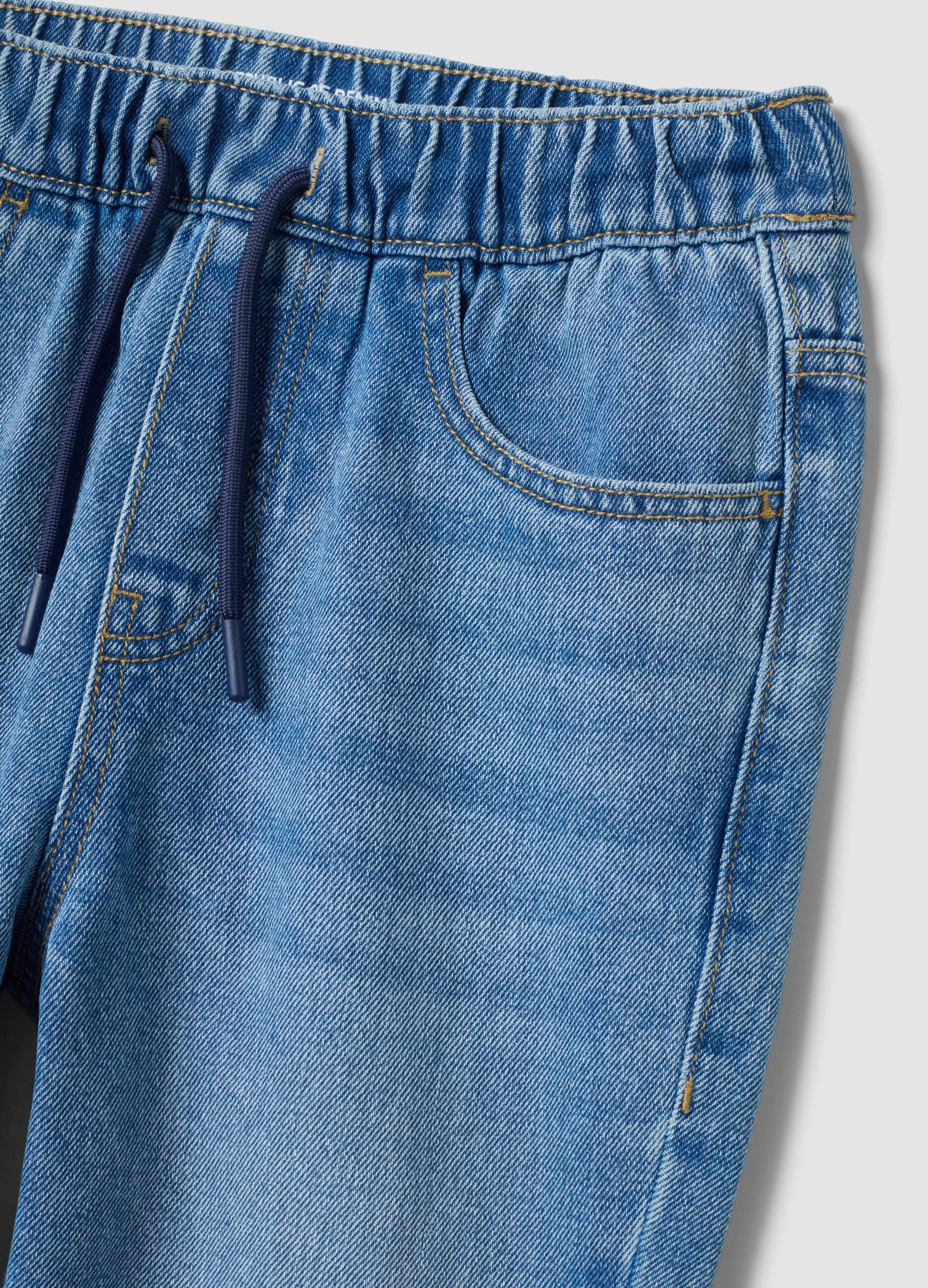 Jeans jogger denim blu in misto cotone e viscosa per ragazzo