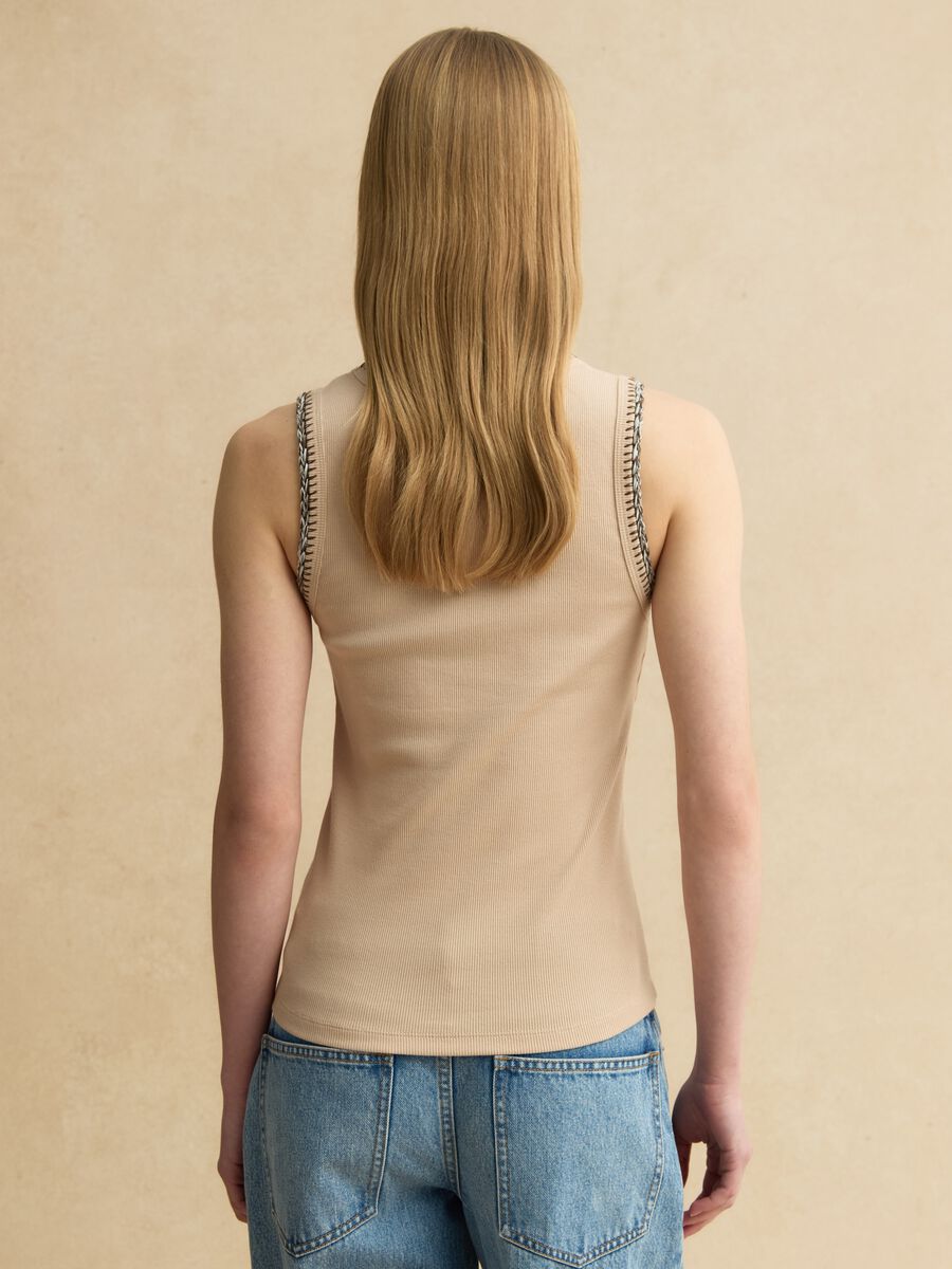 Beige Stretch-Baumwoll-Tanktop im Regular Fit mit bestickten Kanten_3