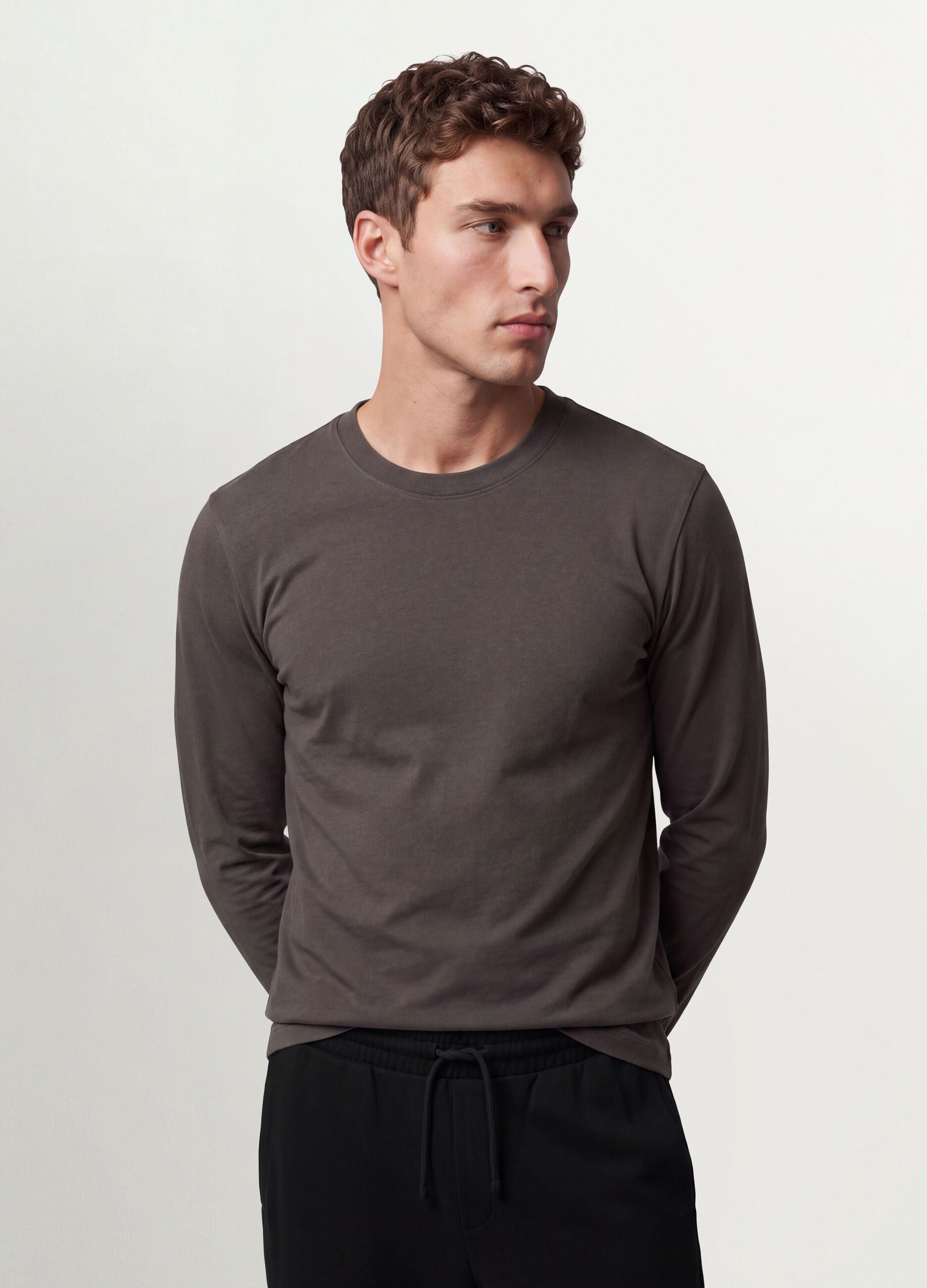 Graues Herren-Langarmshirt aus 100 % Bio-Baumwolle mit Rundhalsausschnitt