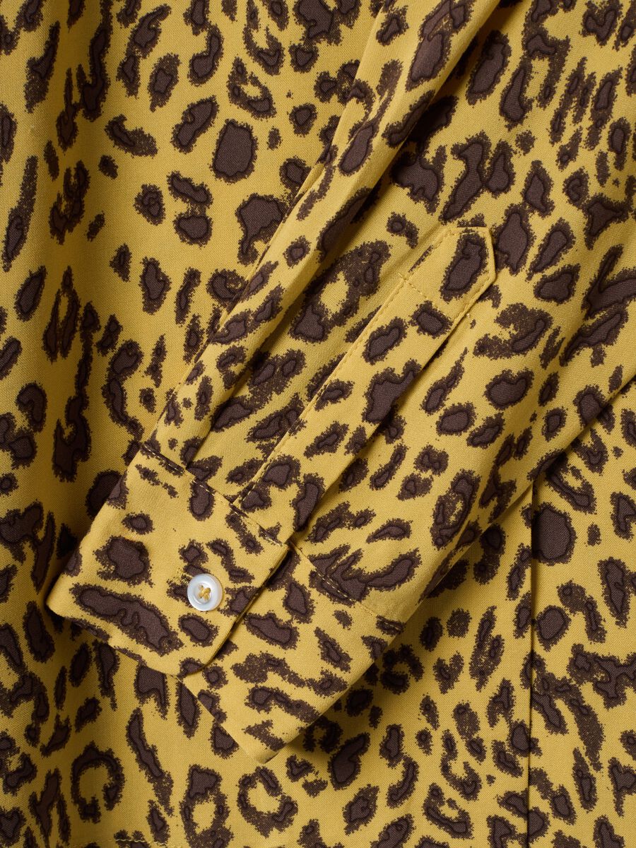 Camicia gialla in pura viscosa con stampa animalier regular fit_5