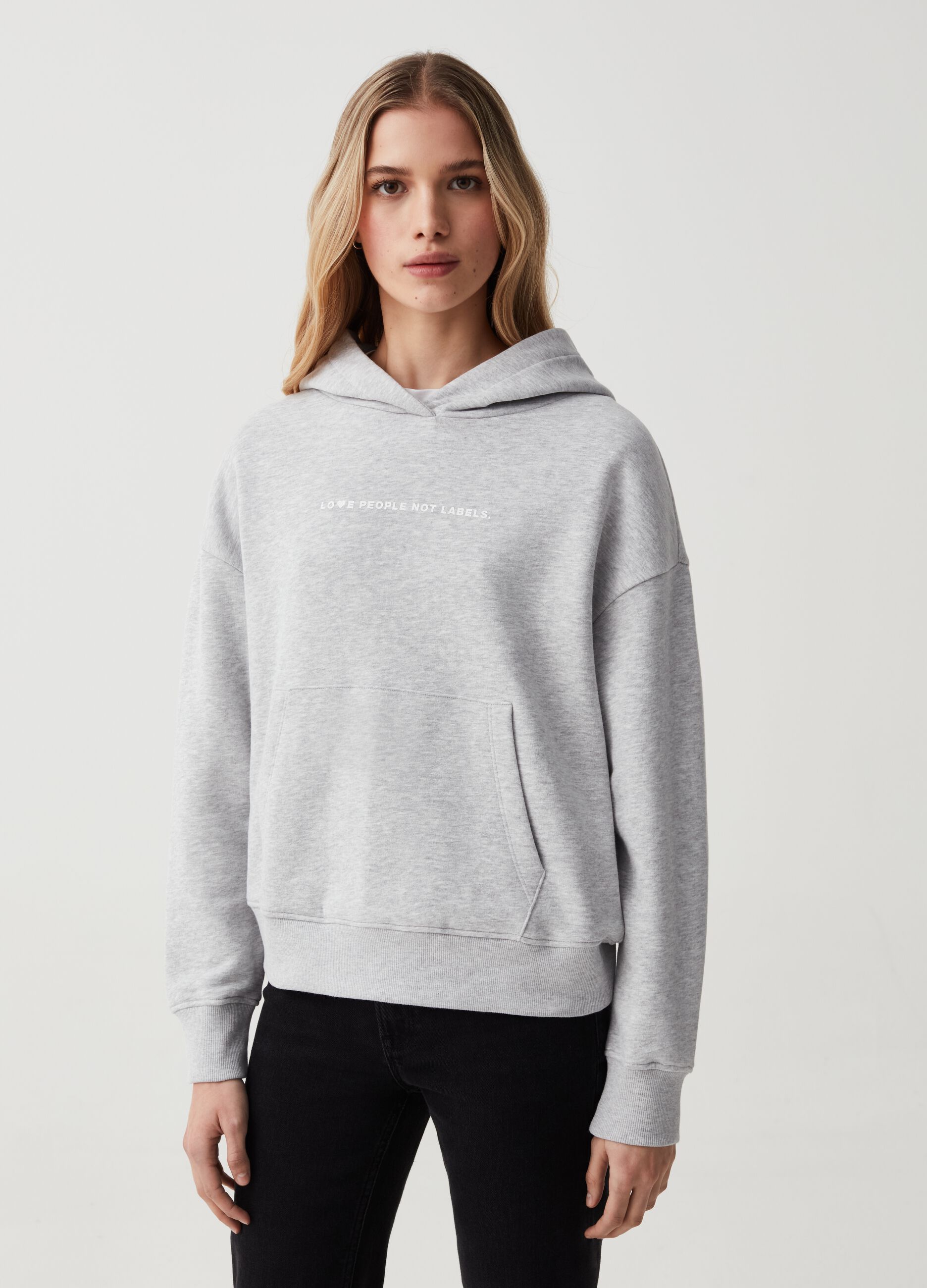 Sweatshirt with hood and print