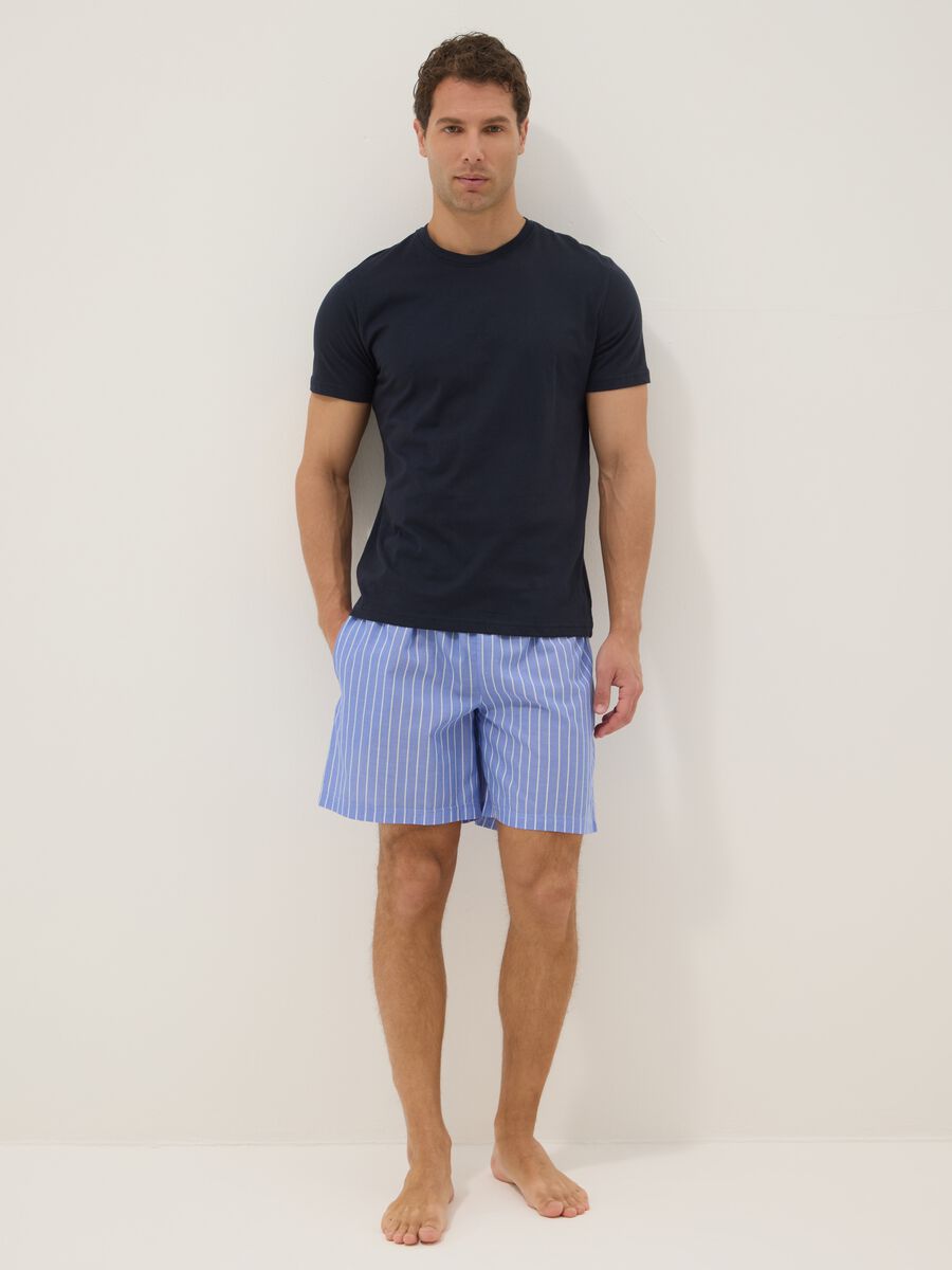 Kurze blaue gestreifte Pyjamas aus reiner Bio-Baumwoll-Jersey_0