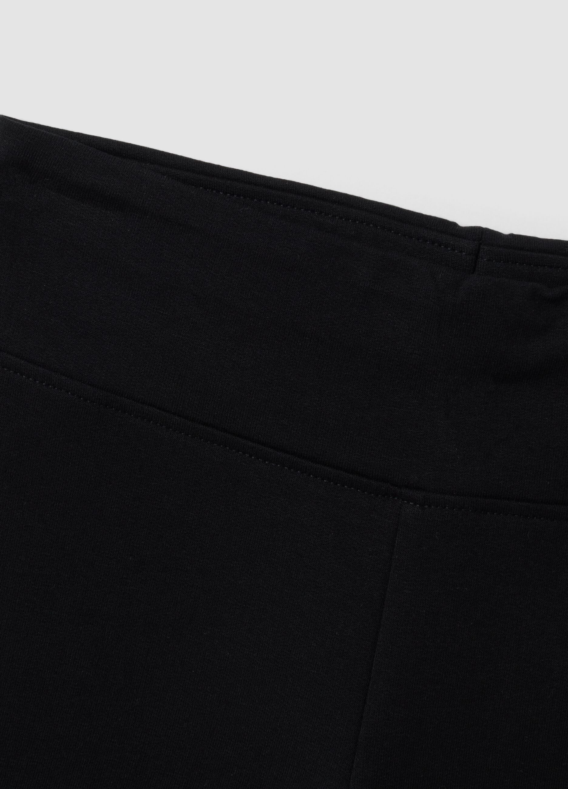 Leggings pretas em algod&atilde;o el&aacute;stico de corte regular para menina