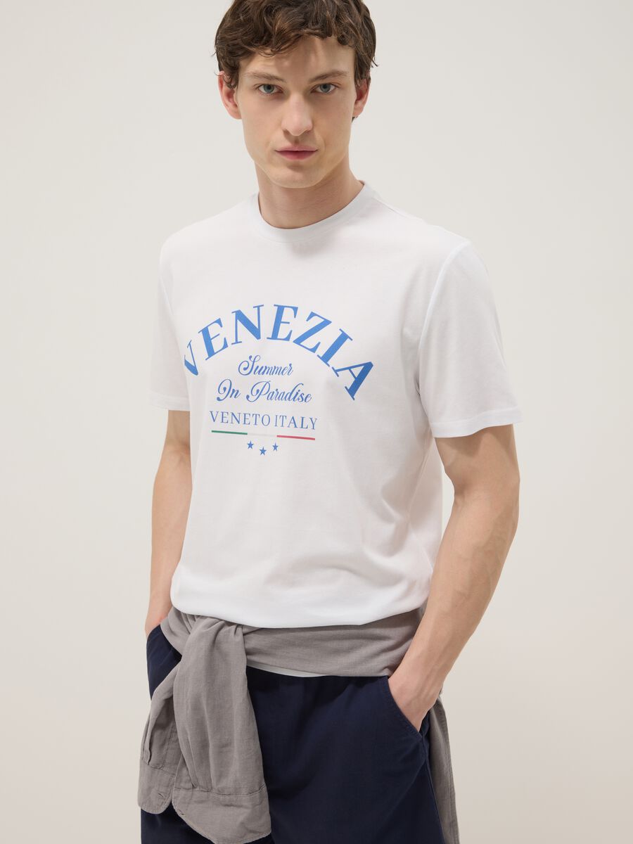 Wei&szlig;es T-Shirt aus reiner Baumwolle mit Frontprint, Regular Fit_0