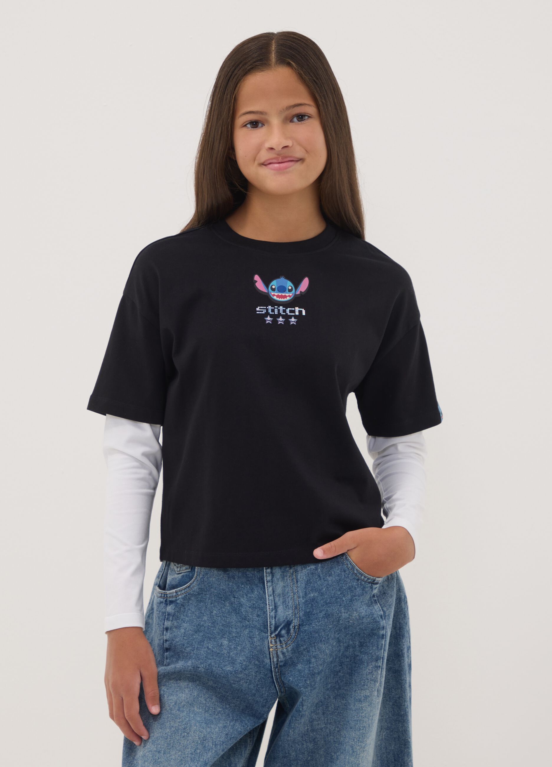 T-shirt nera in puro cotone con collo a costine e stampa Stitch
