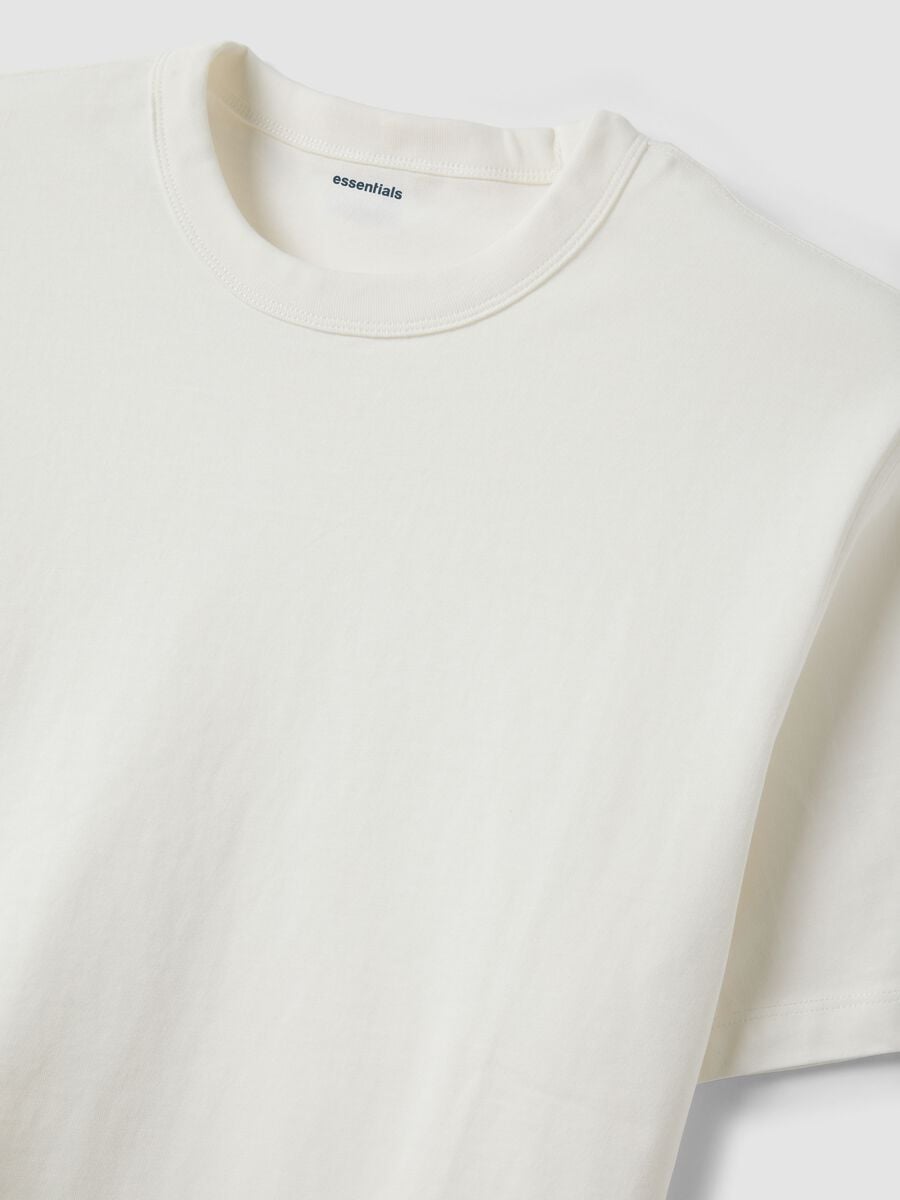 &Lambda;&epsilon;&upsilon;&kappa;ό T-shirt &alpha;&pi;ό 100% &beta;&alpha;&mu;&beta;ά&kappa;&iota; &mu;&epsilon; &sigma;&tau;&rho;&omicron;&gamma;&gamma;&upsilon;&lambda;ή &lambda;&alpha;&iota;&mu;ό&kappa;&omicron;&psi;&eta;, relaxed &epsilon;&phi;&alpha;&rho;&mu;&omicron;&gamma;ή_1
