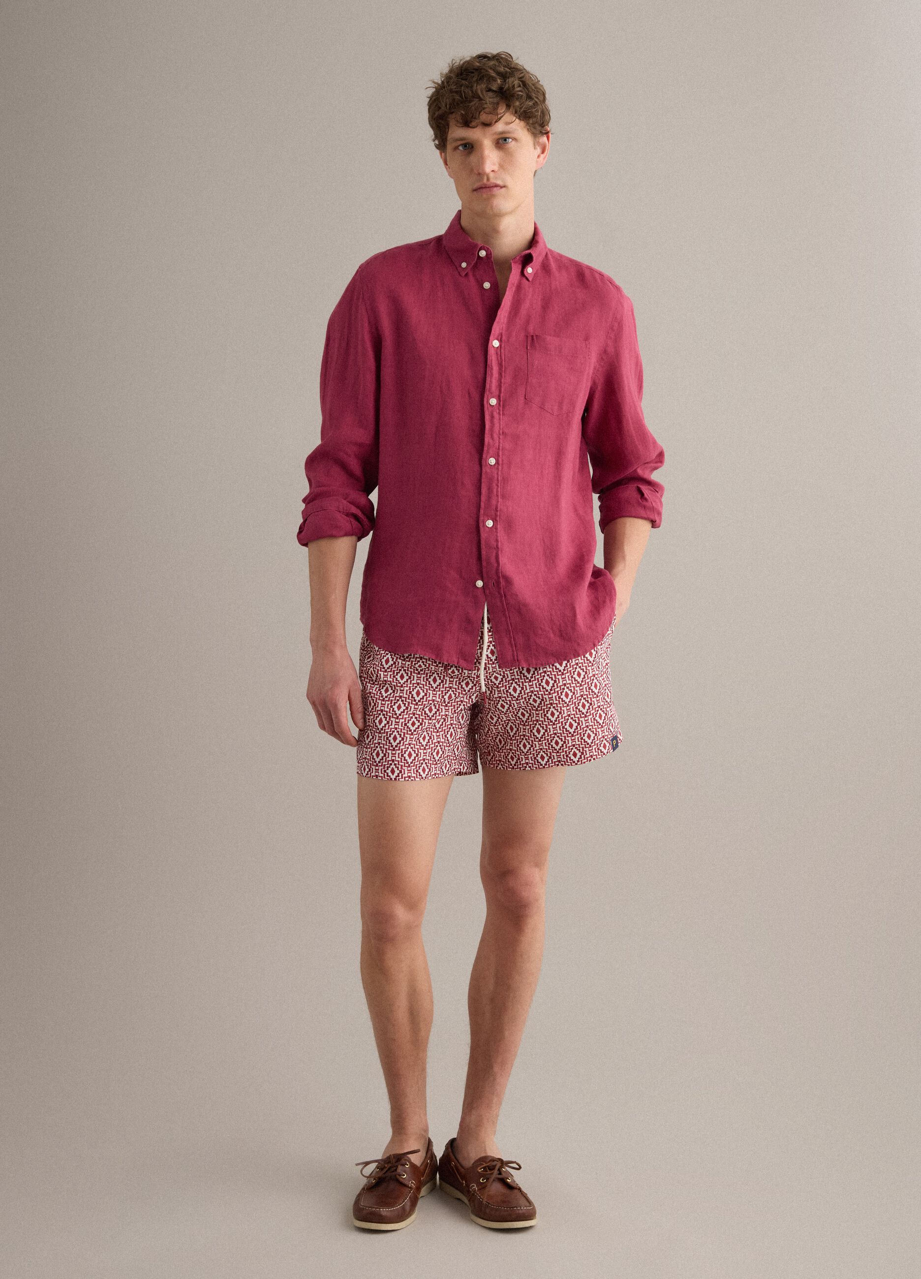 Ba&ntilde;ador tipo bermuda rojo con estampado geom&eacute;trico