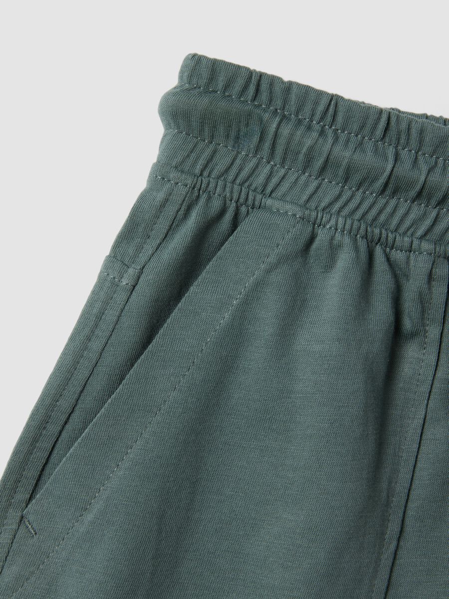 Pantal&oacute;n corto verde de algod&oacute;n org&aacute;nico con cintura el&aacute;stica_3