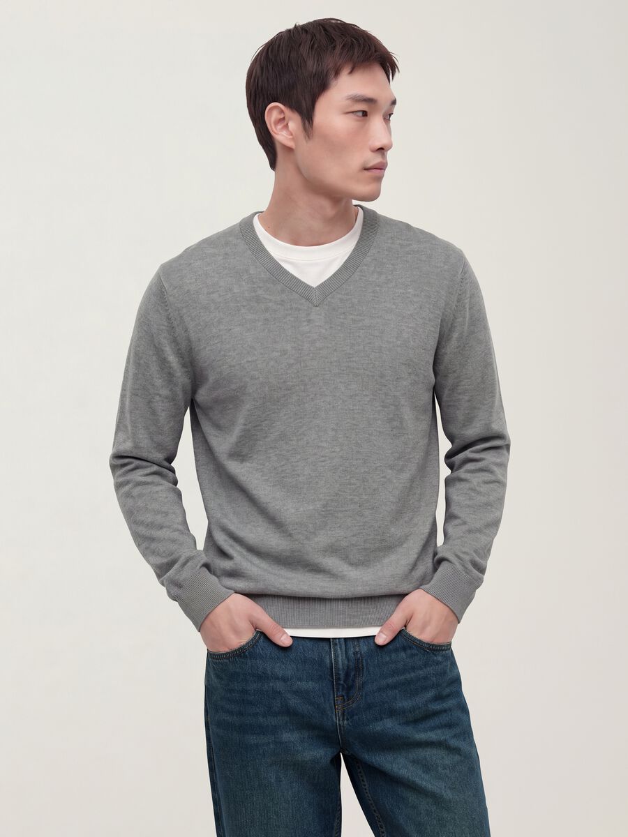 Grey viscose-blend V-neck jumper, regular fit_0