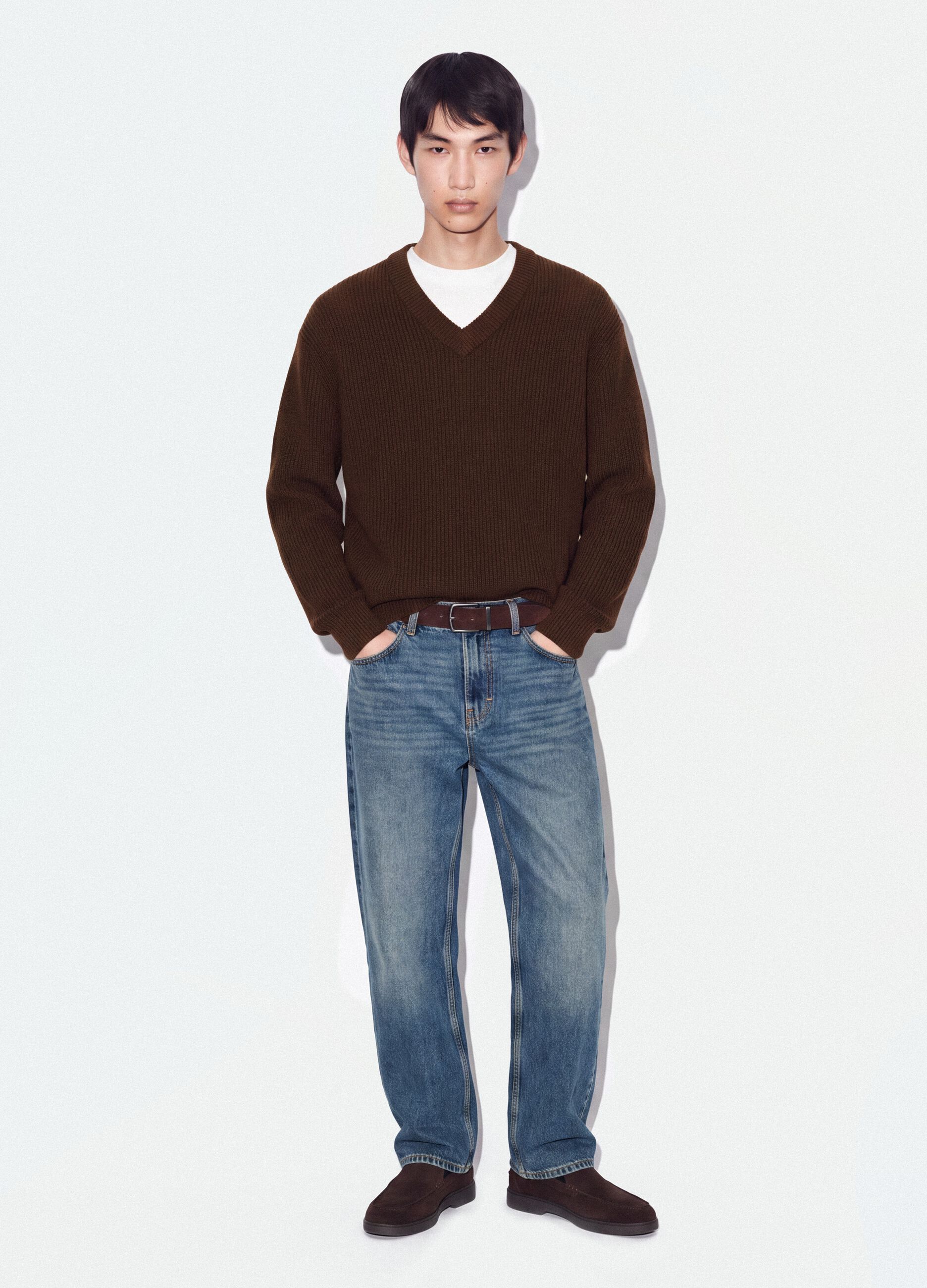 Maglia marrone in puro cotone con scollo profondo a V regular fit