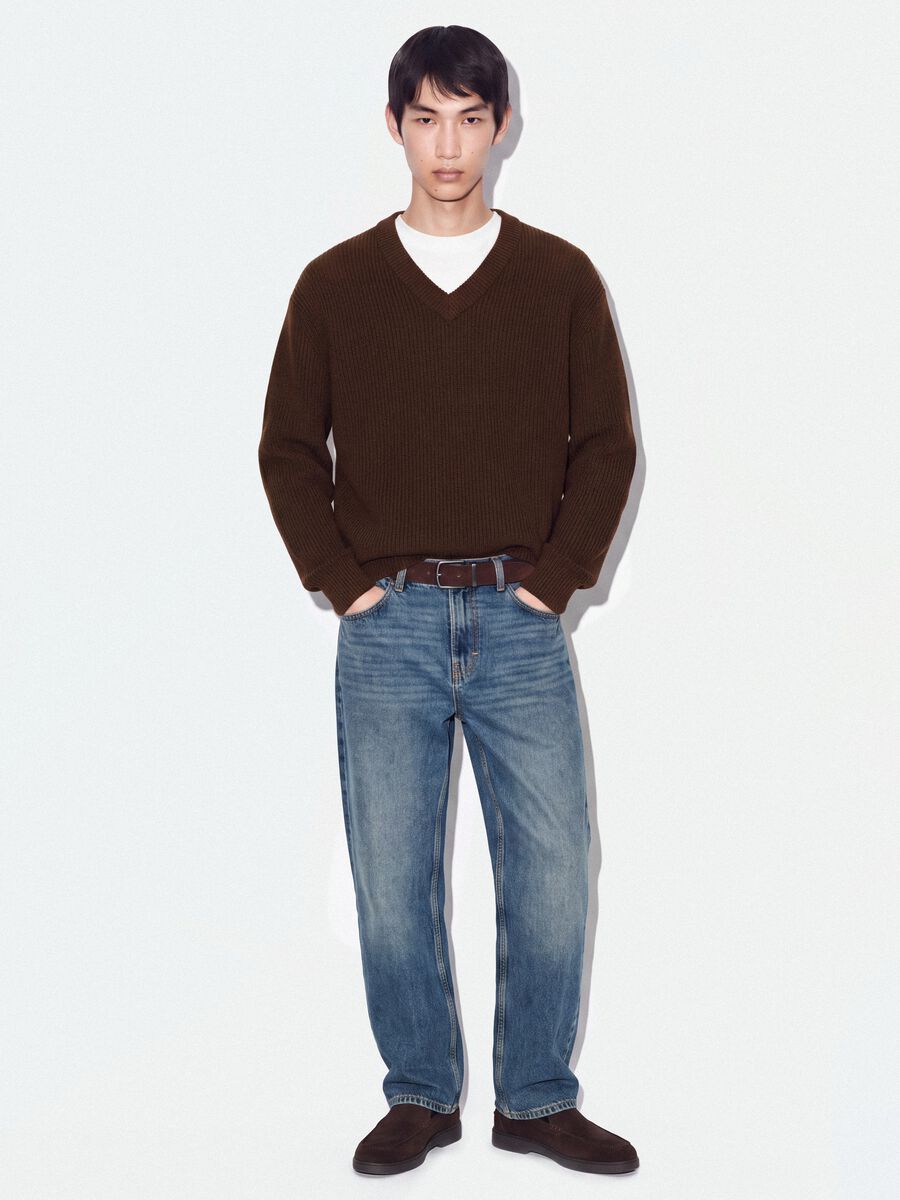 Maglia marrone in puro cotone con scollo profondo a V regular fit_1