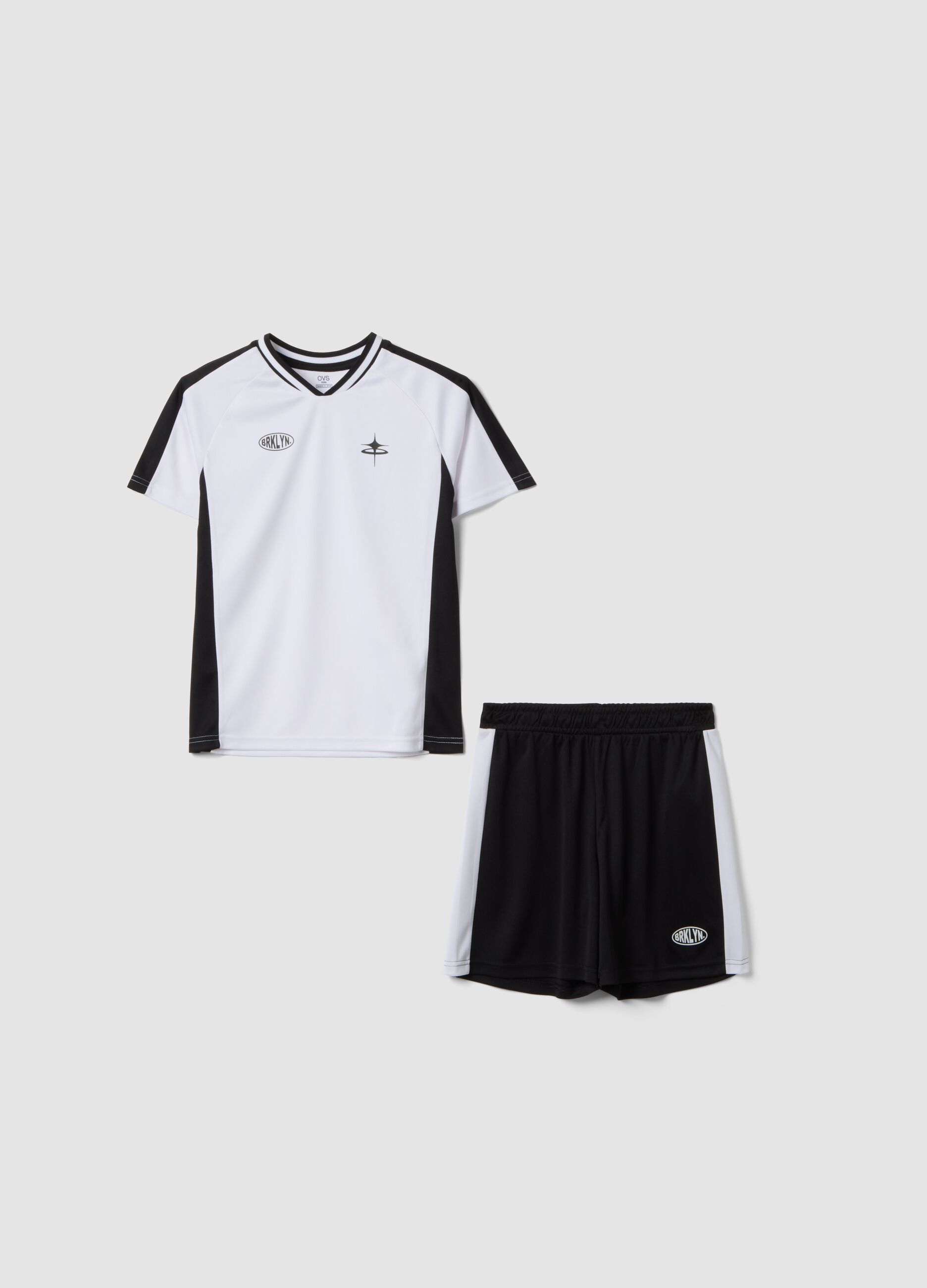Conjunto preto e branco com t-shirt e cal&ccedil;&otilde;es