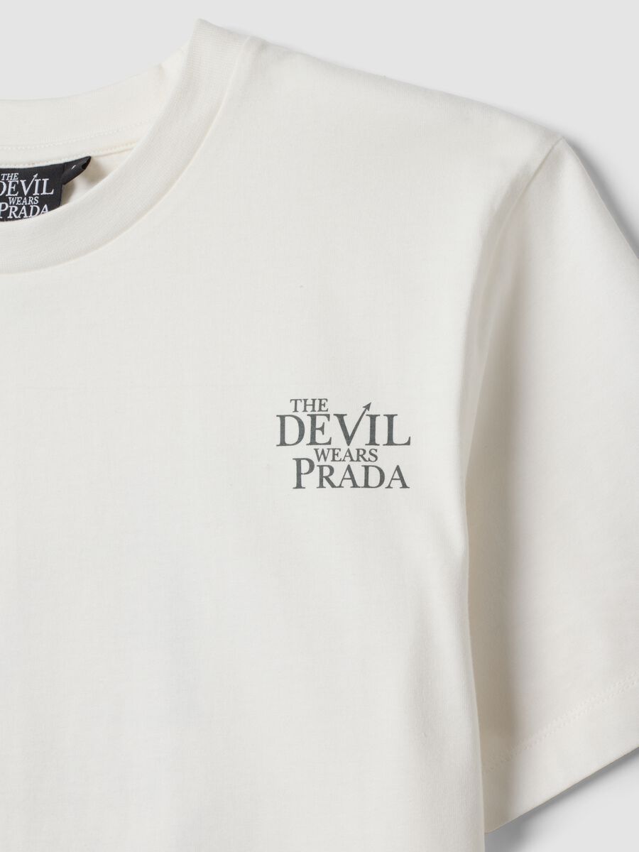 Camiseta blanca de algod&oacute;n puro con estampado "El diablo viste de Prada", corte oversize_1