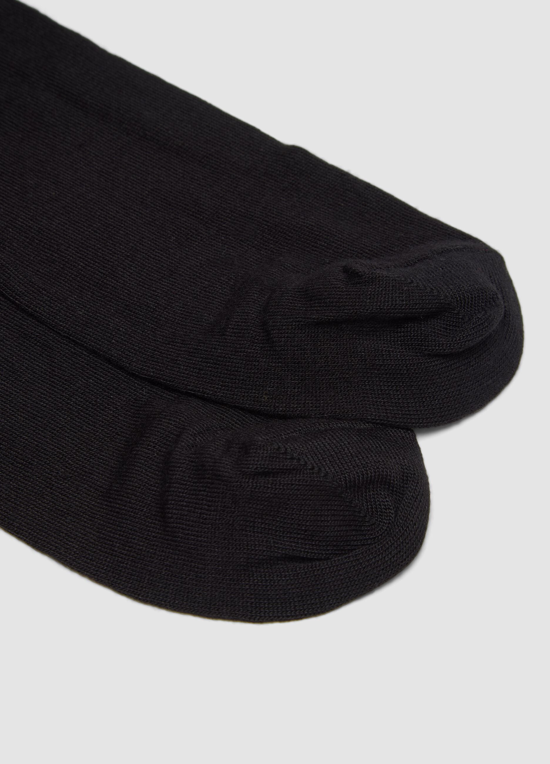 2-pack of black ankle socks in stretch fabric