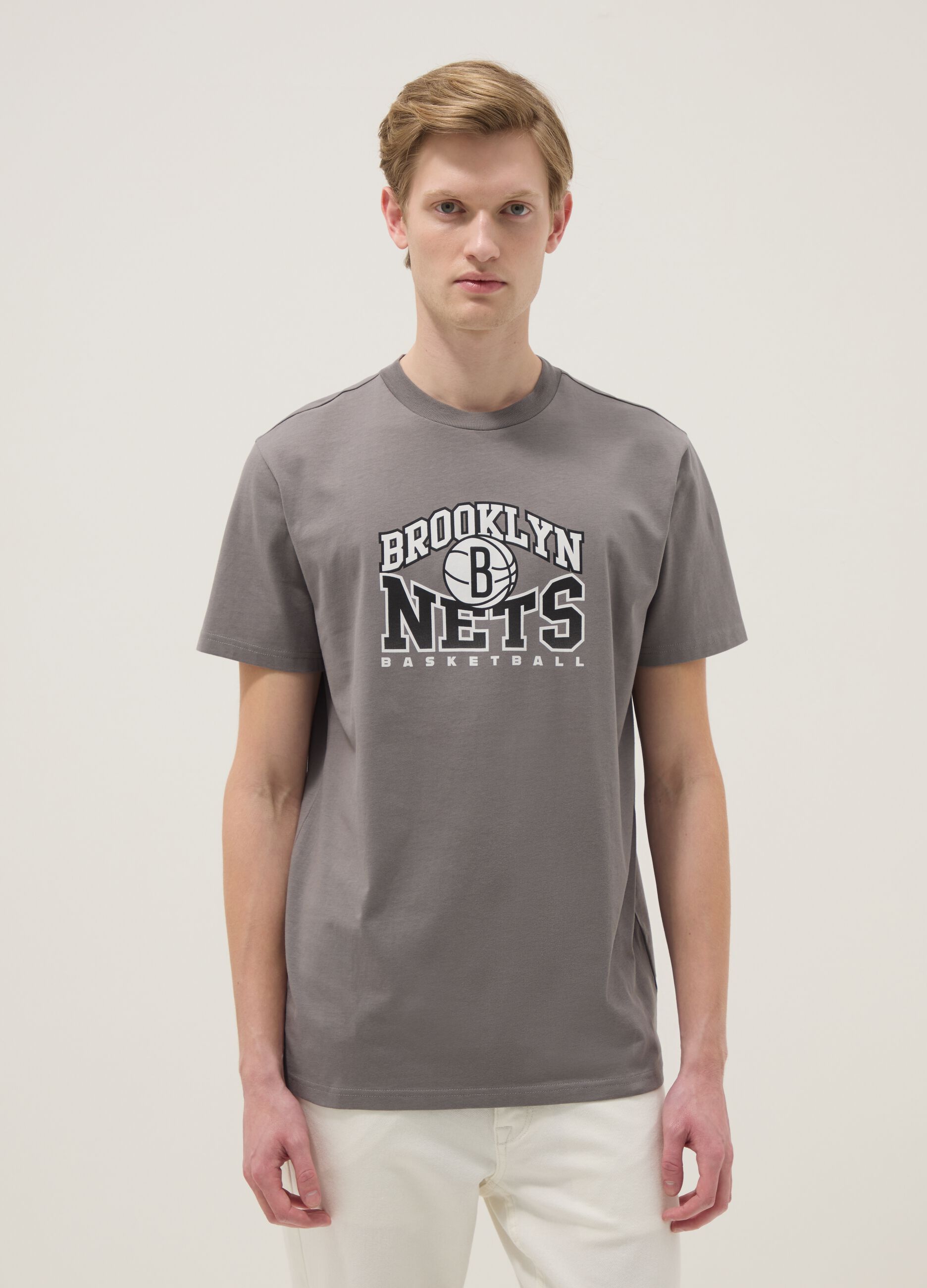 Camiseta gris de puro algod&oacute;n, ajuste regular con estampado de Brooklyn Nets