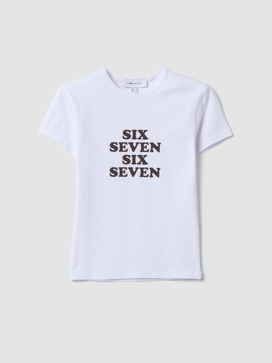 Wei&szlig;es, tailliertes T-Shirt aus reiner Baumwolle mit Frontprint &bdquo;Six Seven&ldquo;_4