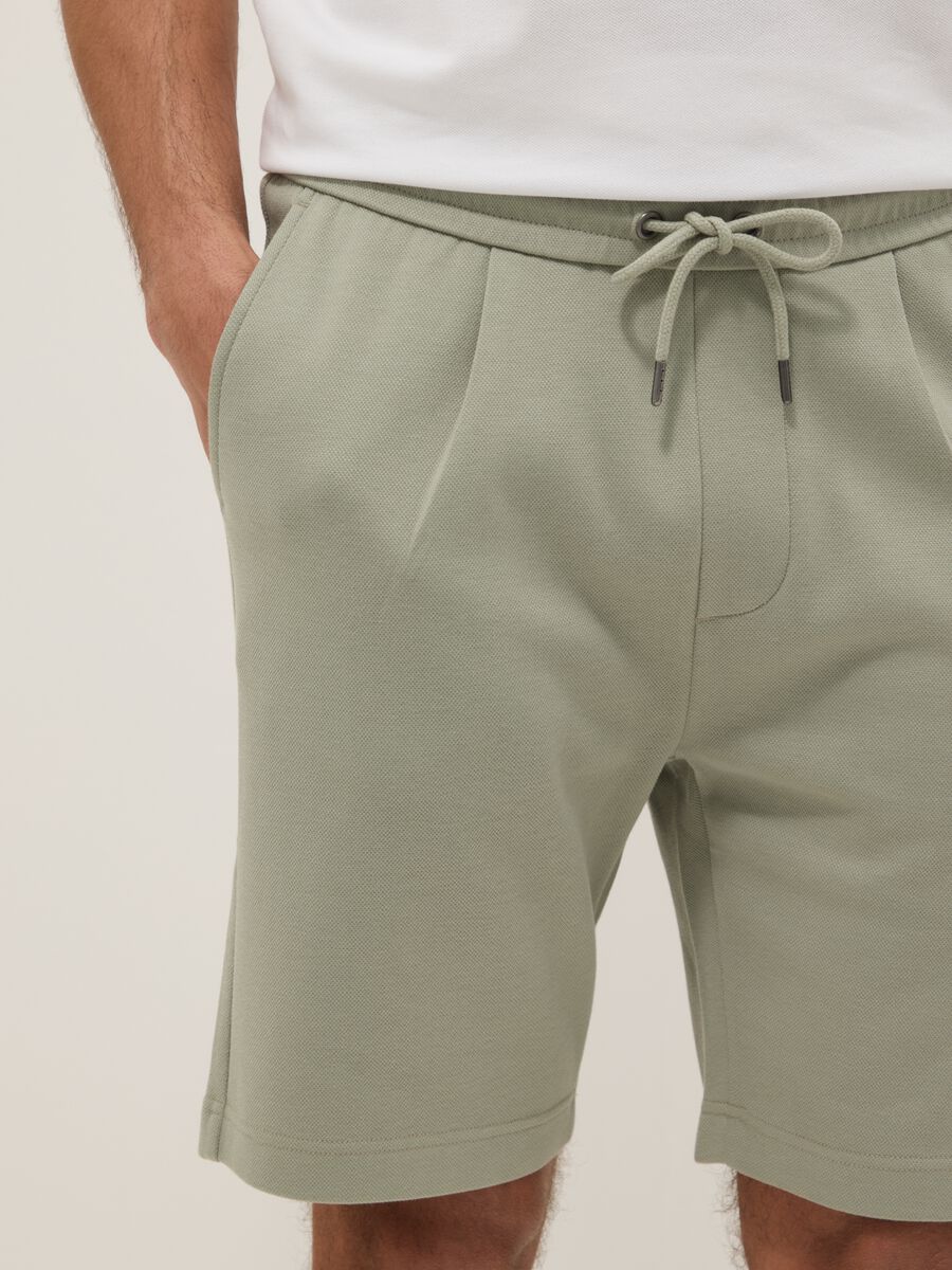 Gr&uuml;ne Shorts aus reiner Baumwolle im Regular Fit mit Kordelzug_4