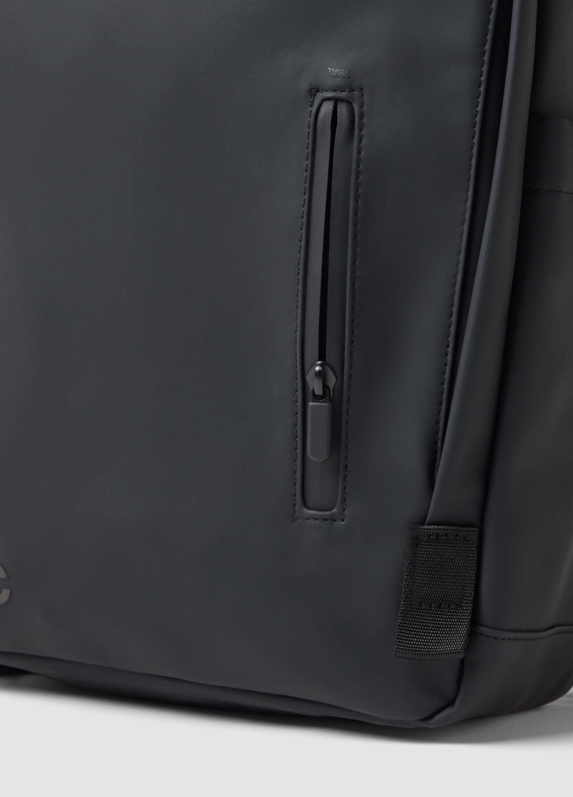Mochila preta com bolso frontal com fecho