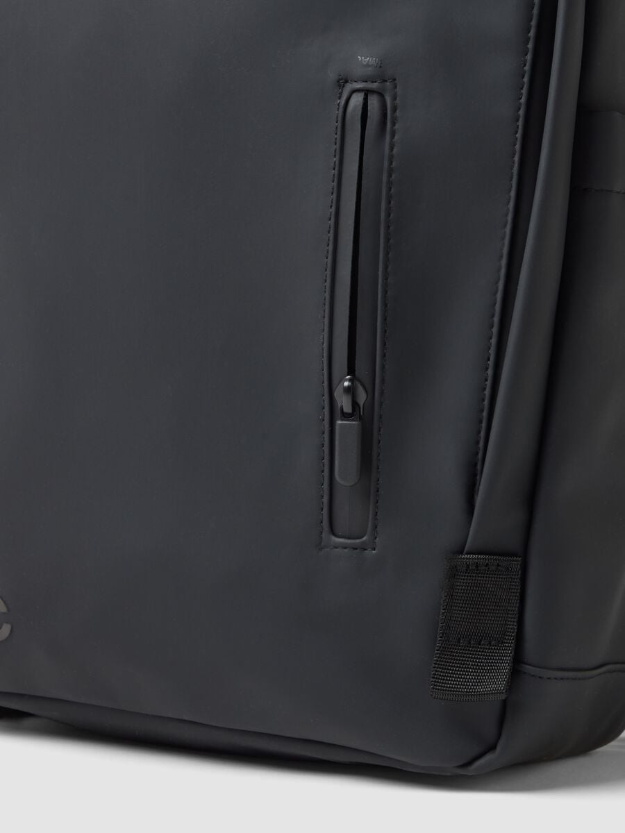 Mochila preta com bolso frontal com fecho_1