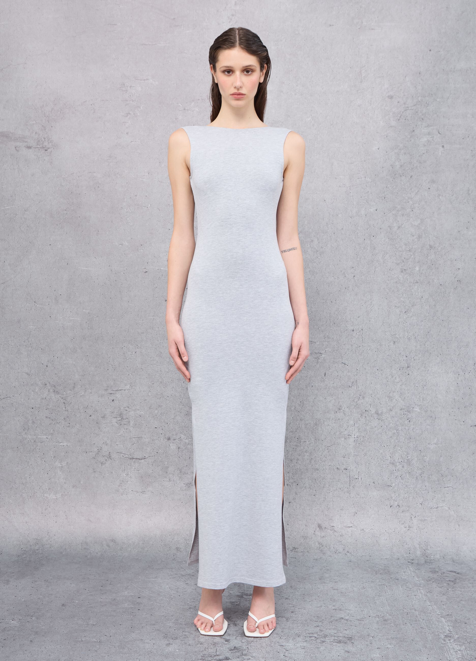 Graues Langes Baumwoll-Stretch-Kleid