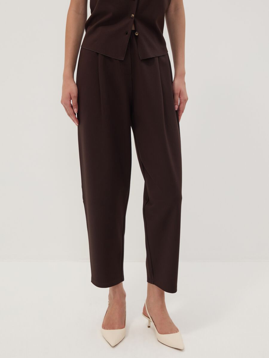 Braune Joggerhose aus elastischem Viskose-Milanojersey im Barrel Fit_1
