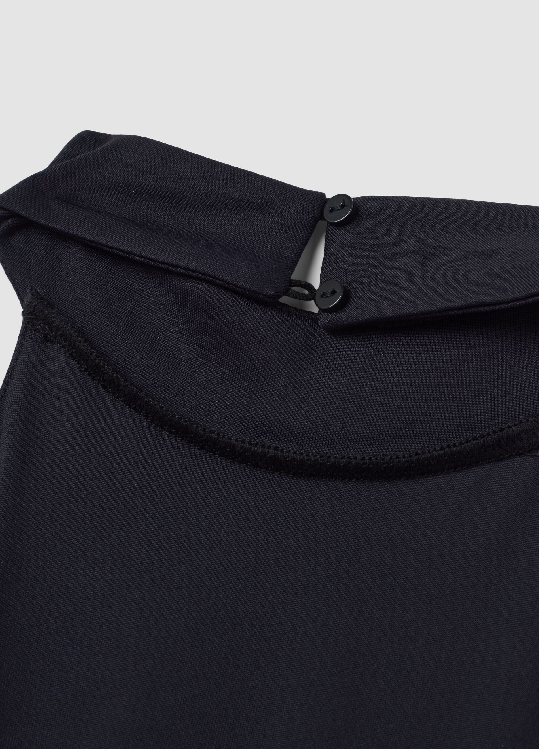Schwarzes Stretchkleid mit Stehkragen und Volantabschluss