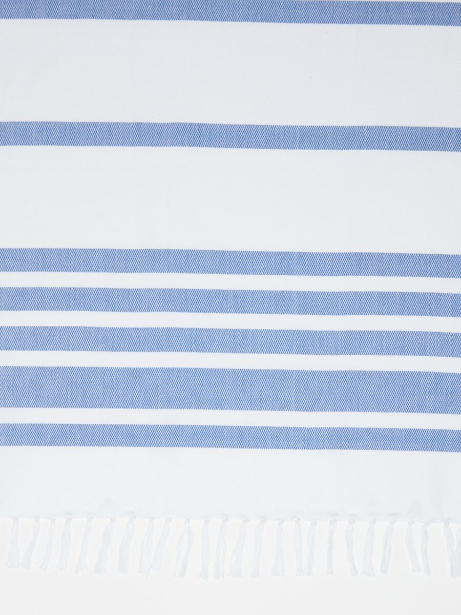 Beach towel with striped design_2