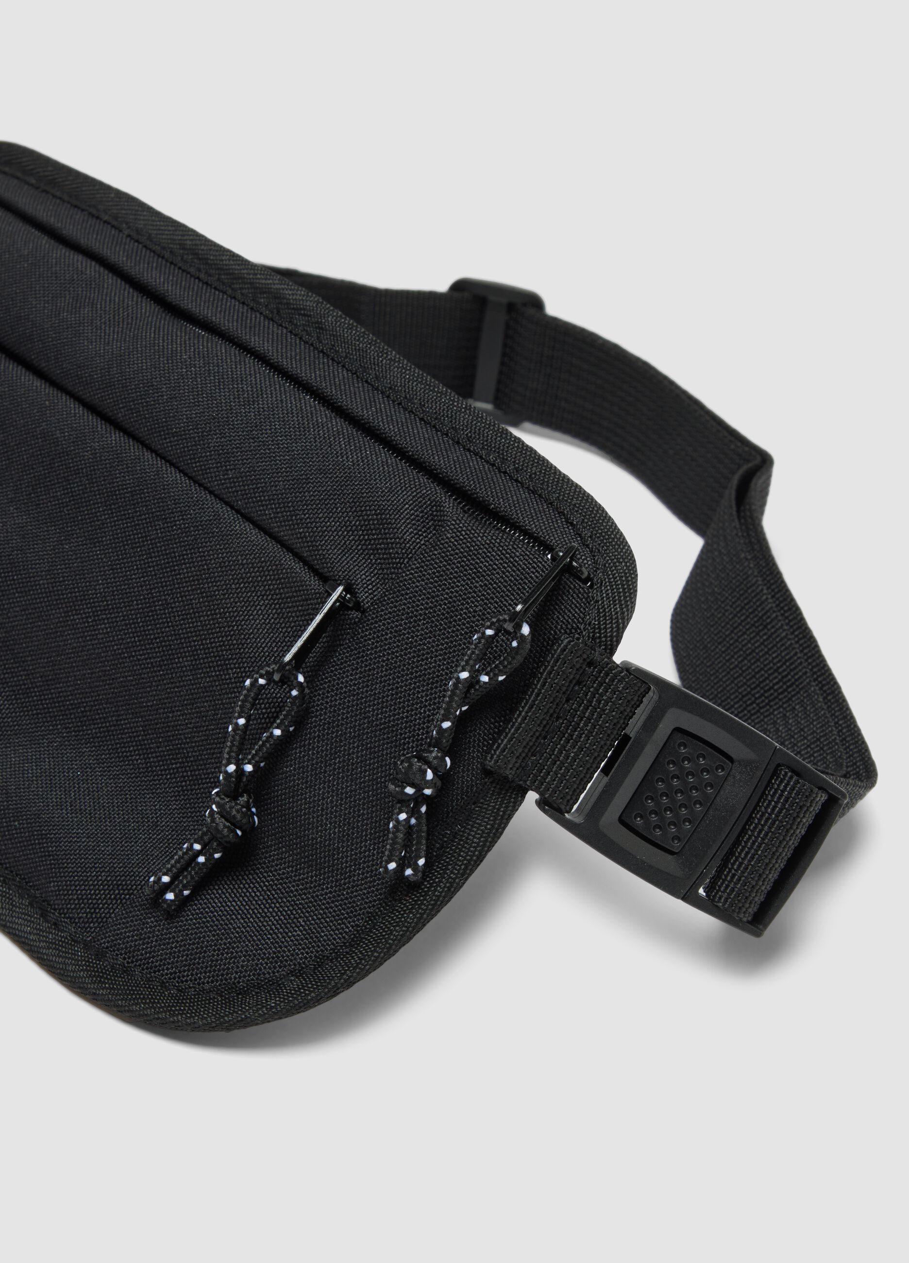 Borsa sportiva nera con cintura regolabile e doppia zip