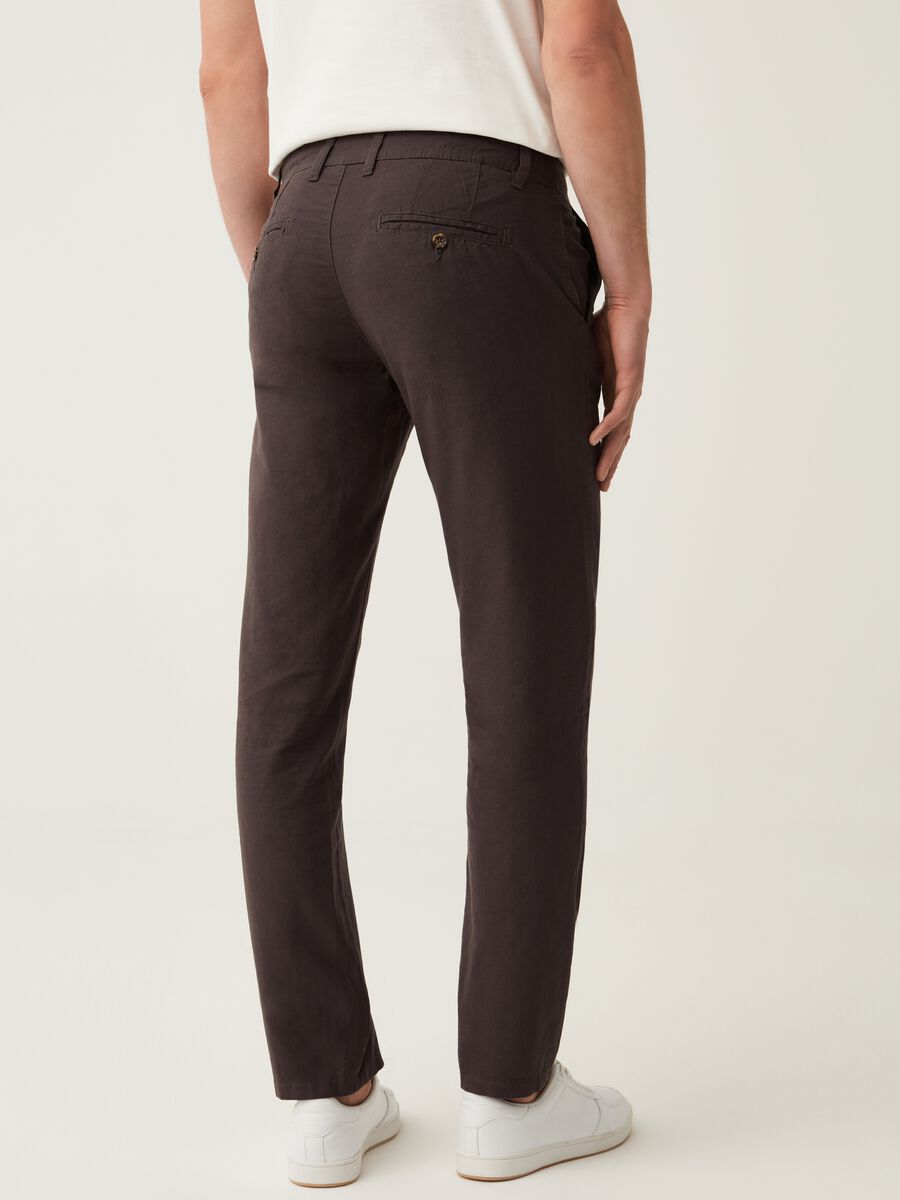 Pantaloni chino regular fit in cotone e lino_2