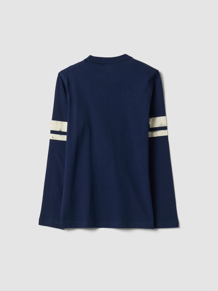 T-shirt blu in puro cotone organico con stampa college per ragazzo_1