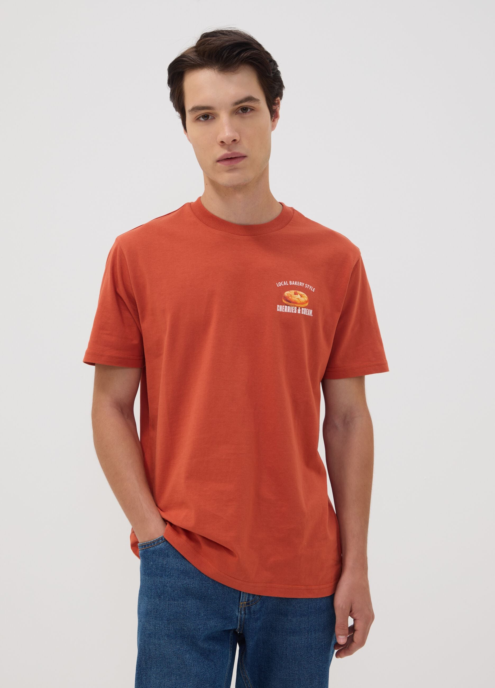 T-shirt rossa in puro cotone jersey con stampa grafica regular fit