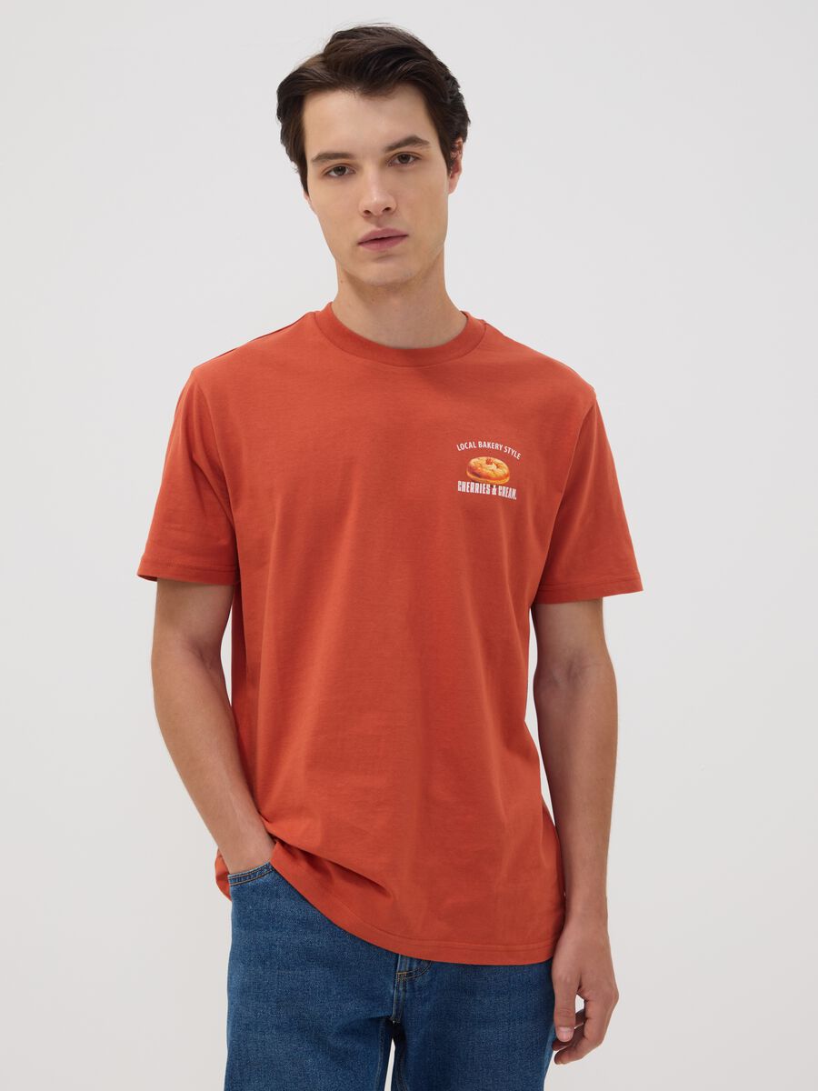 T-shirt rossa in puro cotone jersey con stampa grafica regular fit_0
