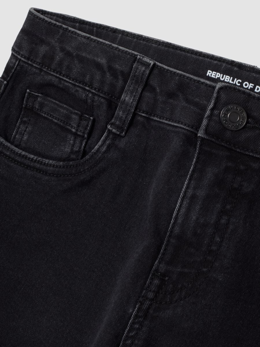 Jeans denim neri in cotone elasticizzato regular fit per ragazzo_1