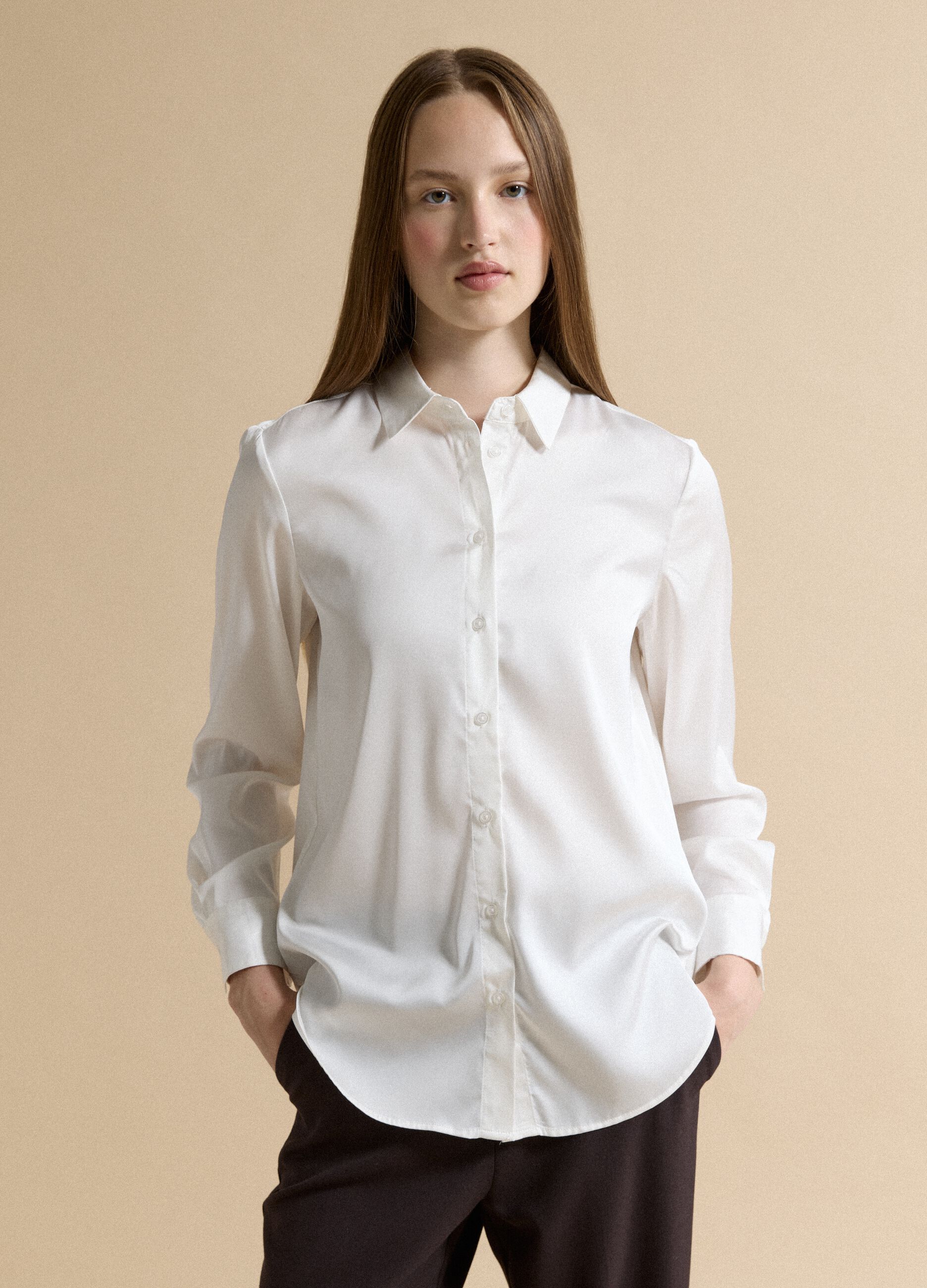 White stretch-fabric shirt with classic collar, regular fit
