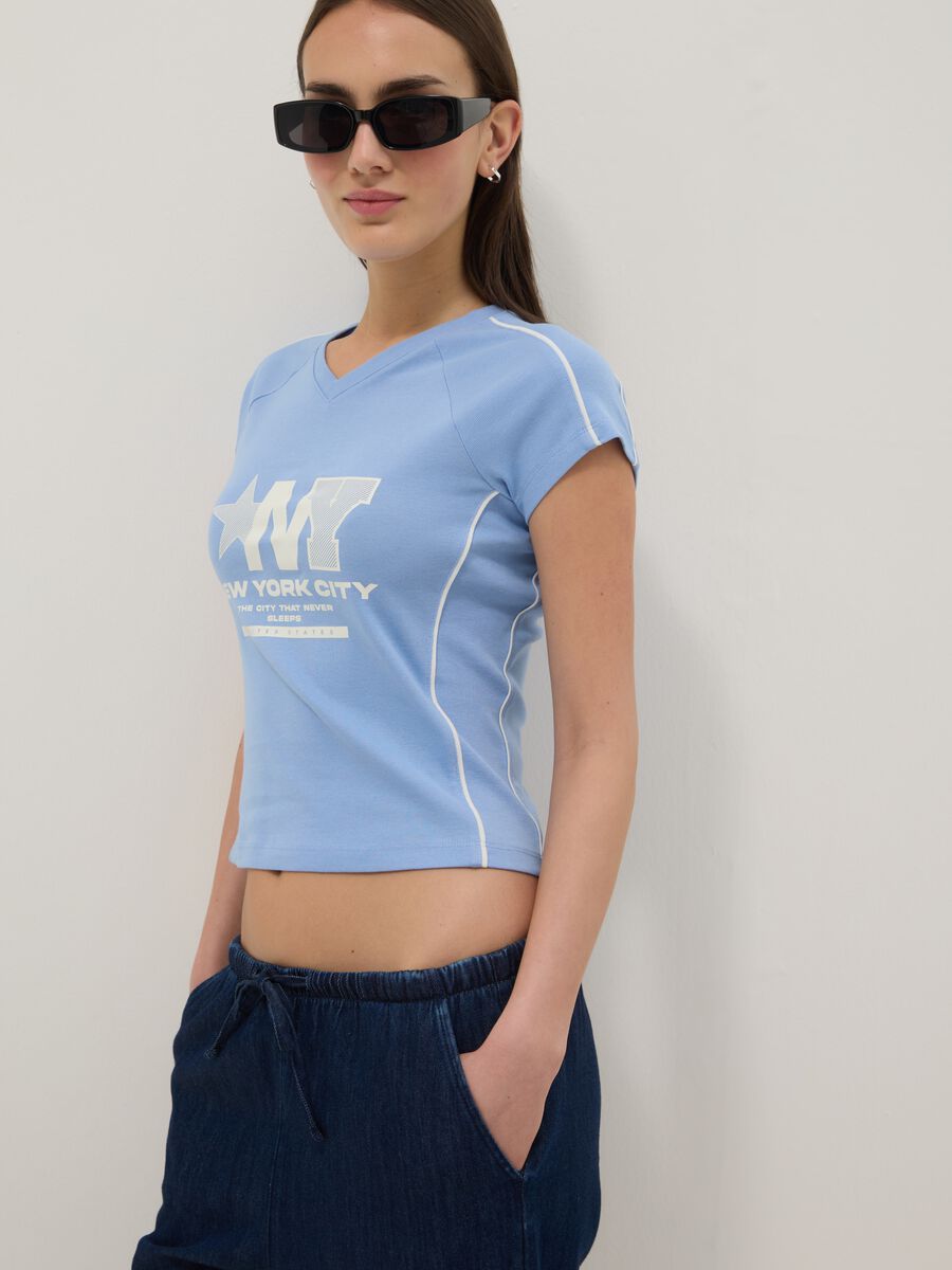 Blaue Slim-Fit T-Shirt aus reiner Baumwolle mit V-Ausschnitt und Print_0