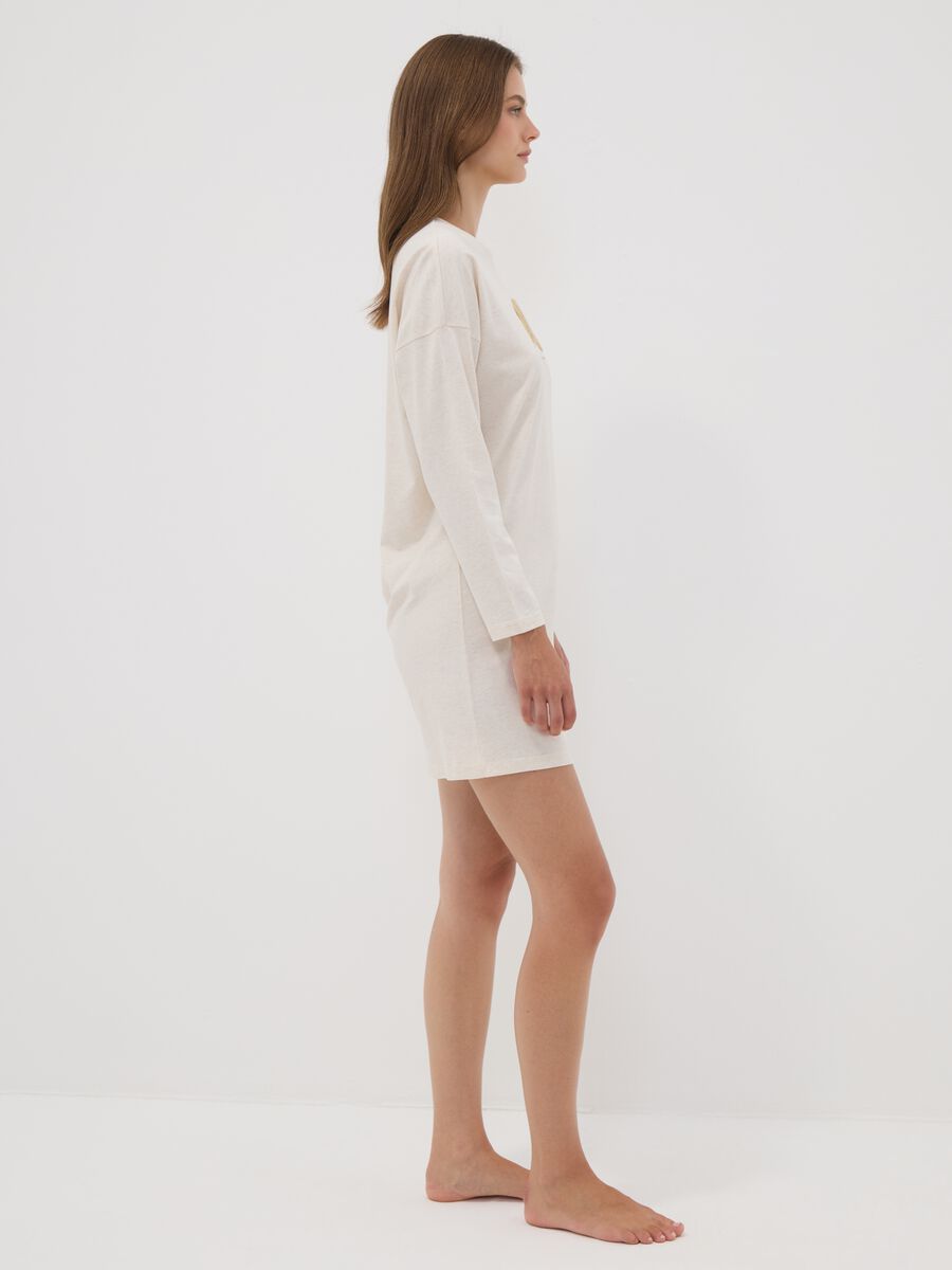 Camicia da notte beige in puro cotone organico con stampa cornetto_2