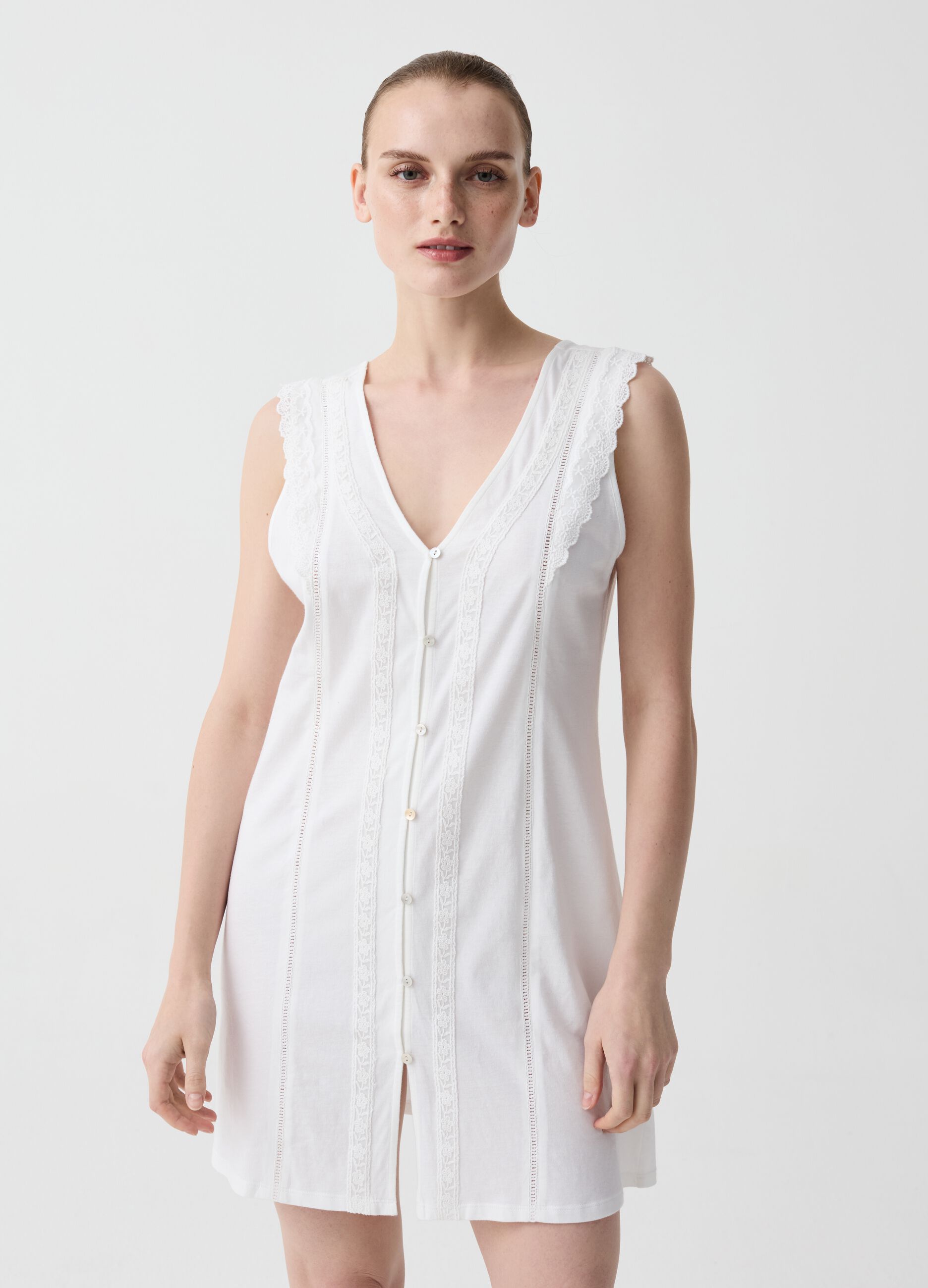 Nightshirt with lace and buttons