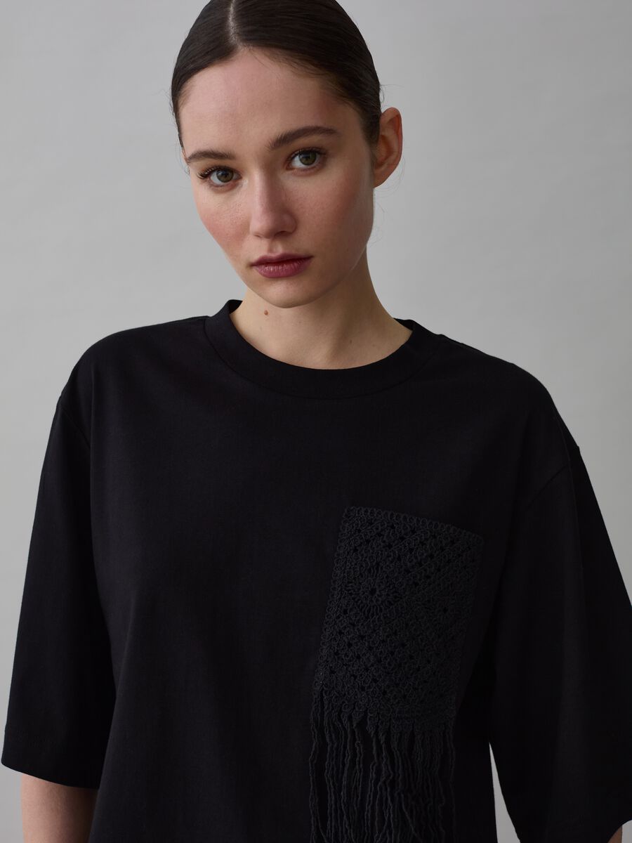 Oversized T-shirt with crochet pocket and fringing_1