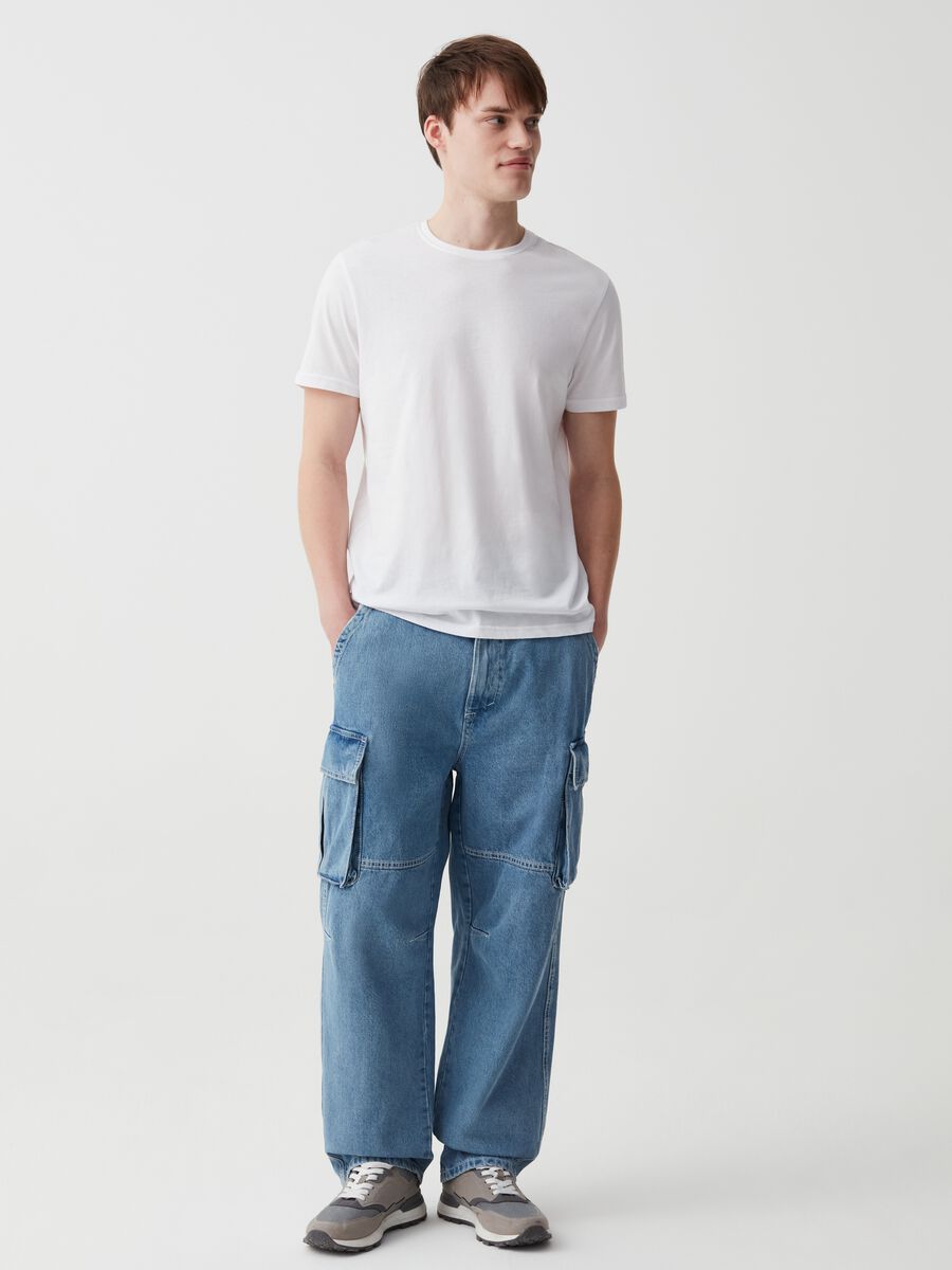 Jeans cargo wide leg con cuciture a contrasto_0