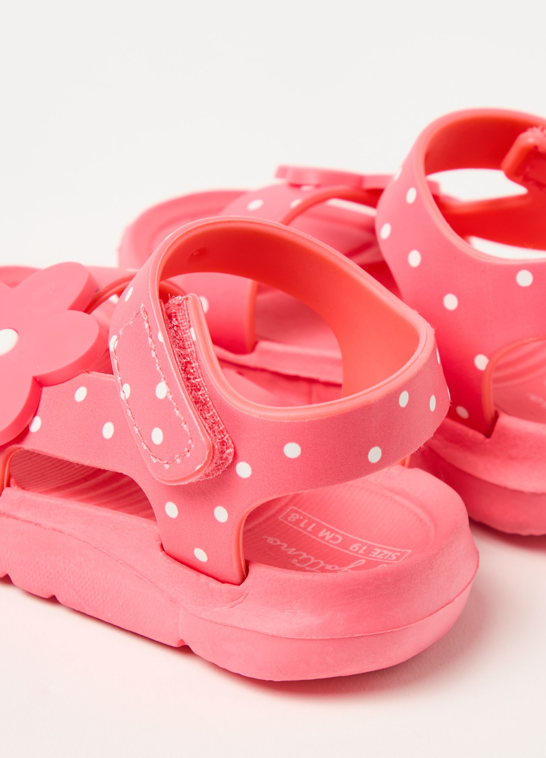 Sandals with polka dot pattern and flower