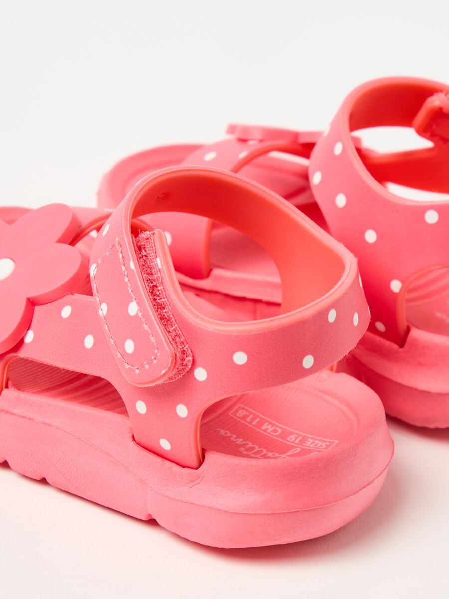 Sandals with polka dot pattern and flower_1
