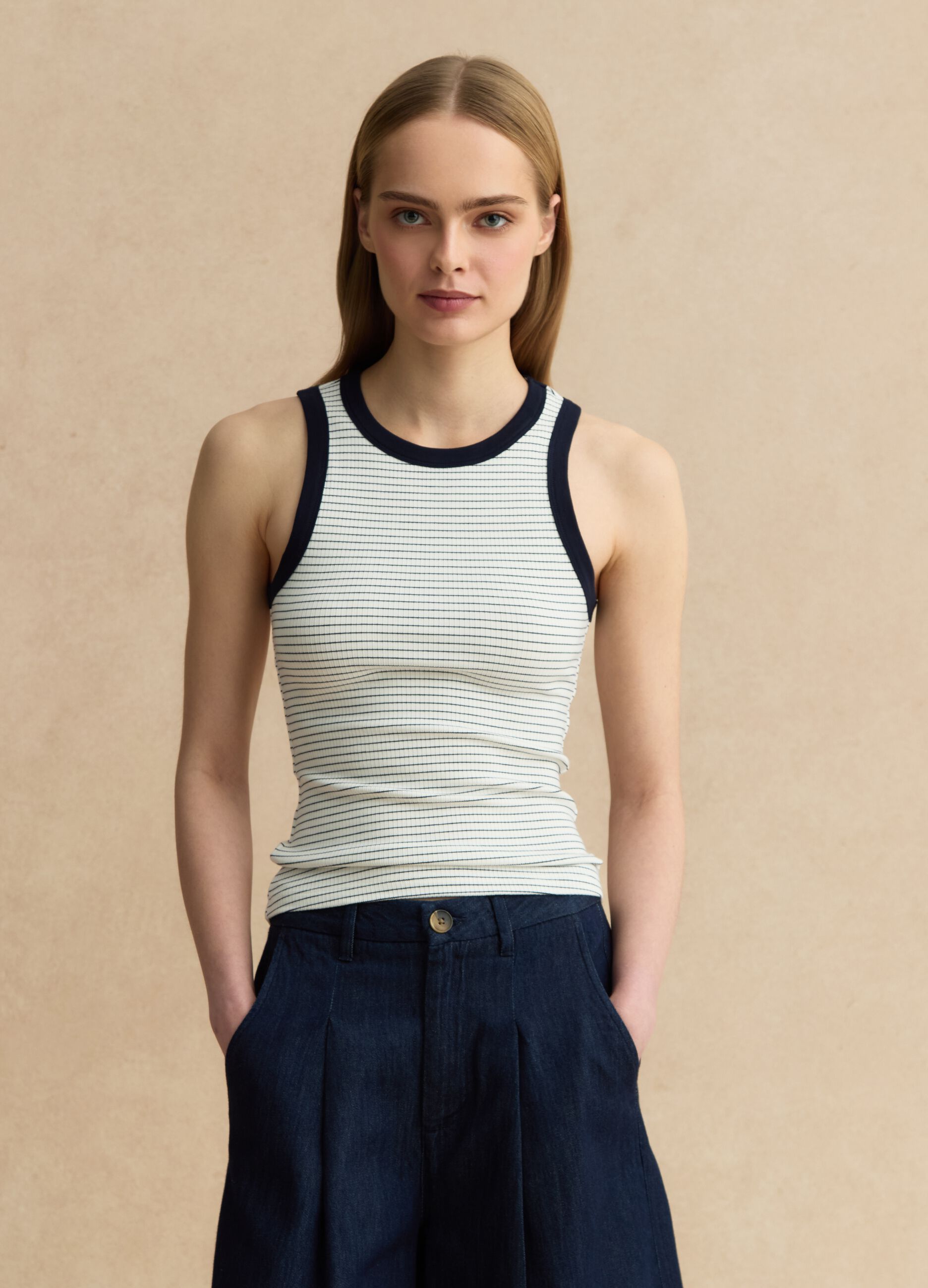 Wei&szlig;es Tanktop aus elastischer Viskose im Regular Fit mit blauen Details