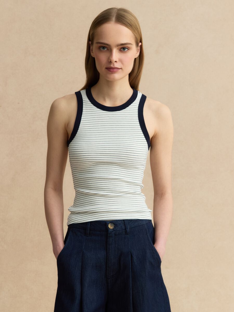 Wei&szlig;es Tanktop aus elastischer Viskose im Regular Fit mit blauen Details_1