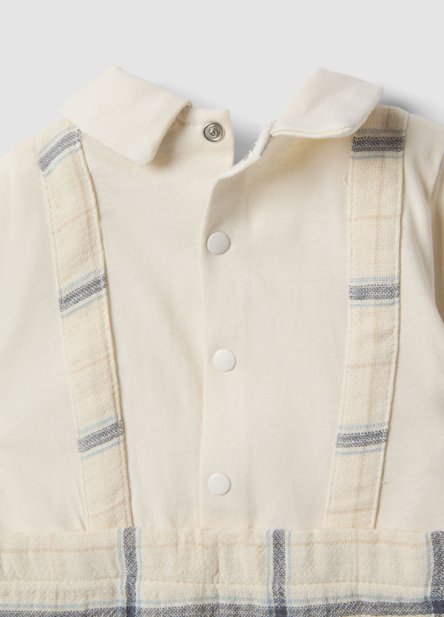 Beiger Baby-Strampler aus reiner Baumwolle mit Karomuster und Kragen